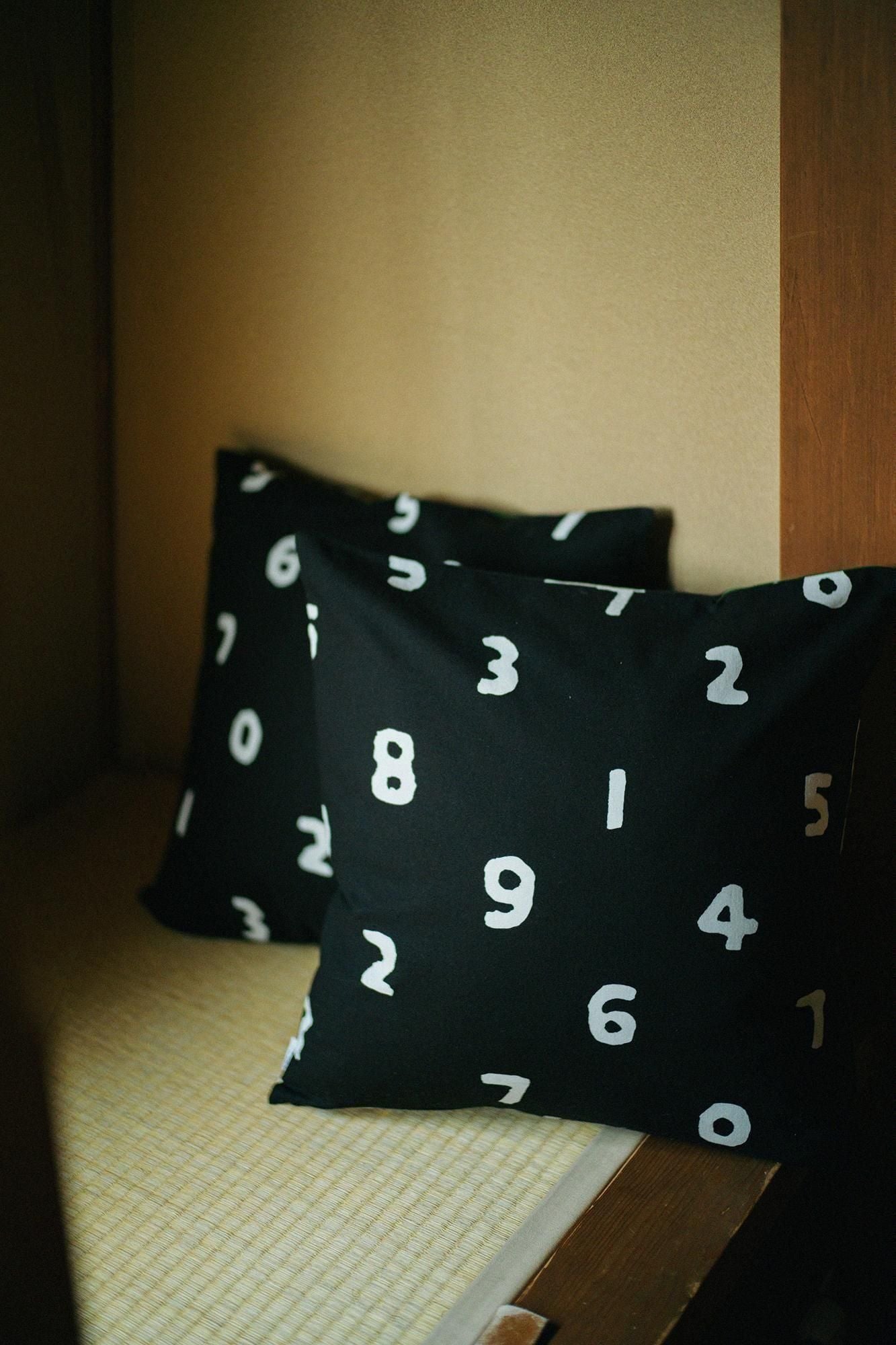 Plain weave 21st count Cushion Cover AvailableReverse (kagya)minds old time with)/Smile Blackcolor(NuColor) ×SO-SU-U Black