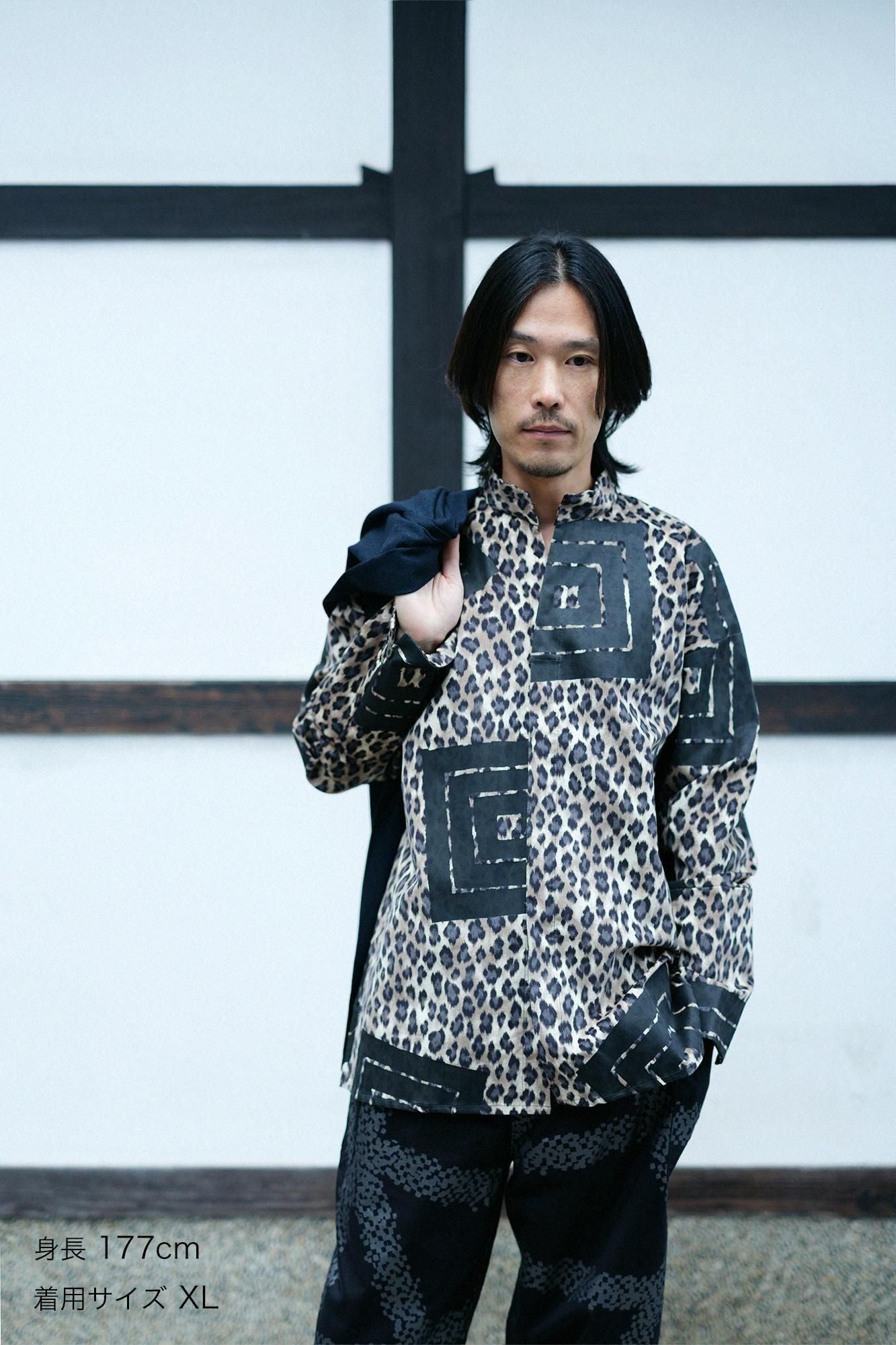 Kohlefarbenes Oberteil, Stehkragen, Tsutsusode-Shini mit Ärmeln/Yamaohako, Leopardenflecken