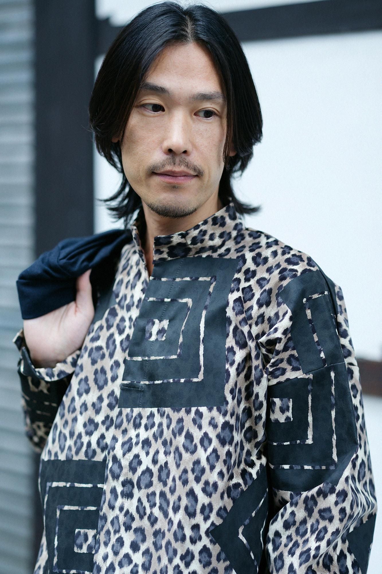 Kohlefarbenes Oberteil, Stehkragen, Tsutsusode-Shini mit Ärmeln/Yamaohako, Leopardenflecken