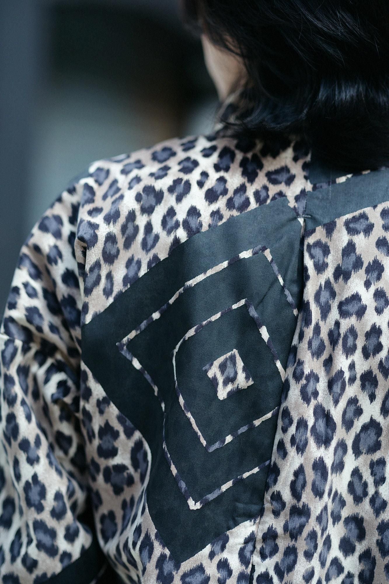 Kohlefarbenes Oberteil, Stehkragen, Tsutsusode-Shini mit Ärmeln/Yamaohako, Leopardenflecken