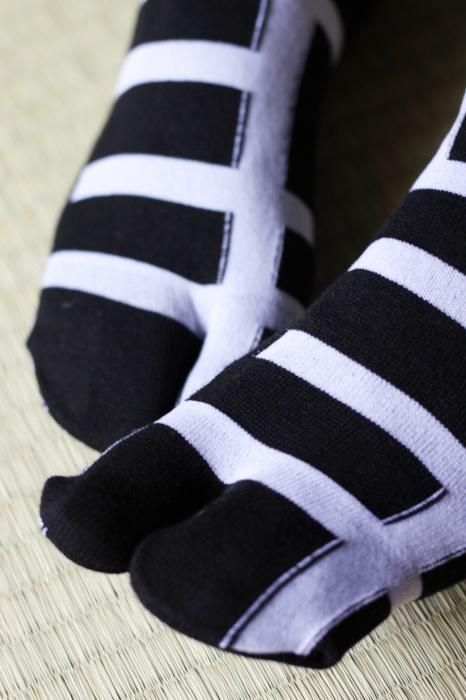 在Tabi Socks(脚踝长度)下