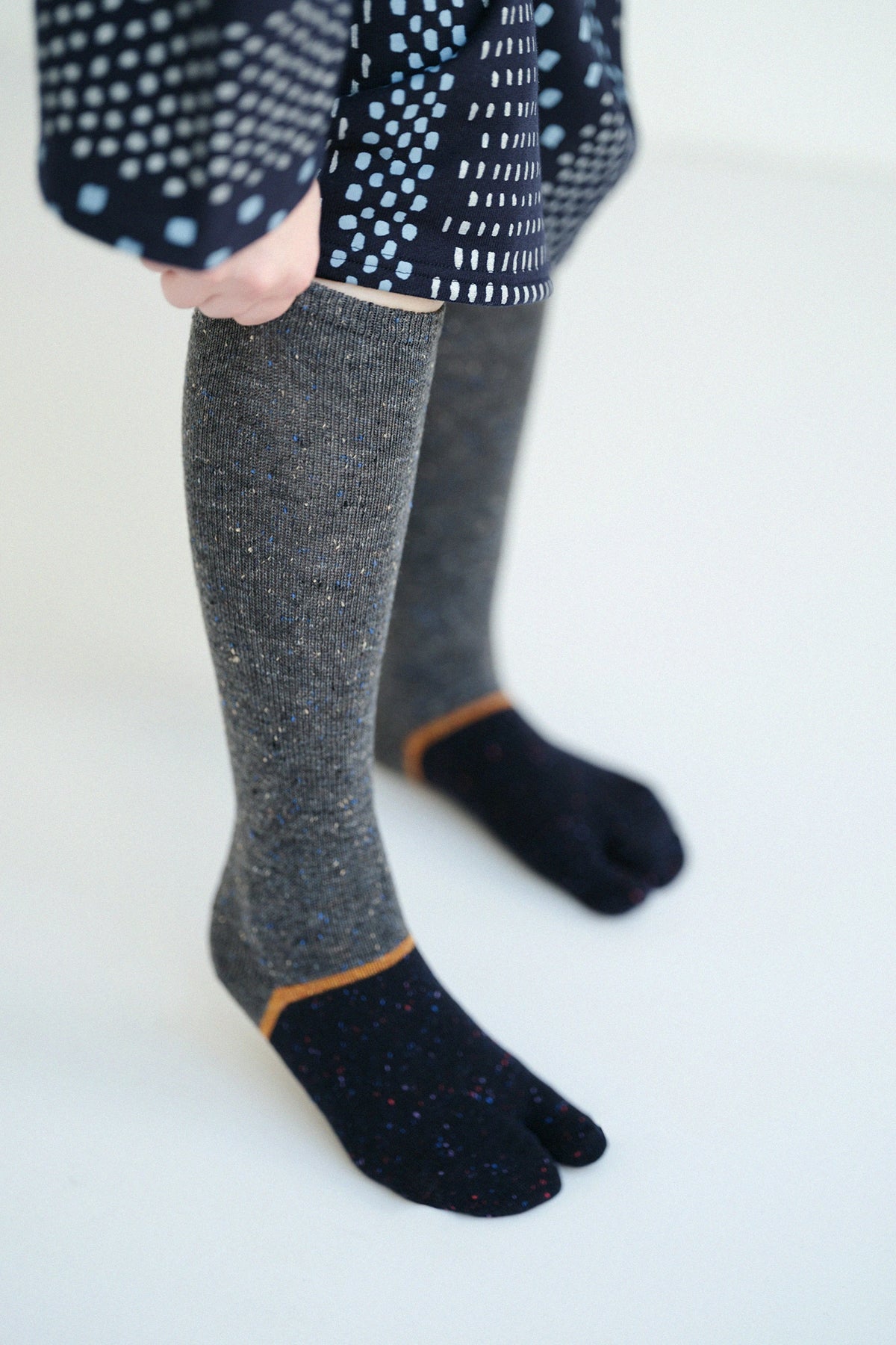 Bi-color Wool Tabi Socks (Under Knee) / Charcoal Grey 2【Women】