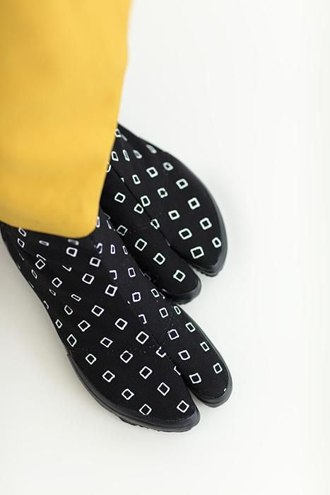 分趾足袋鞋/枡 黑色×白色