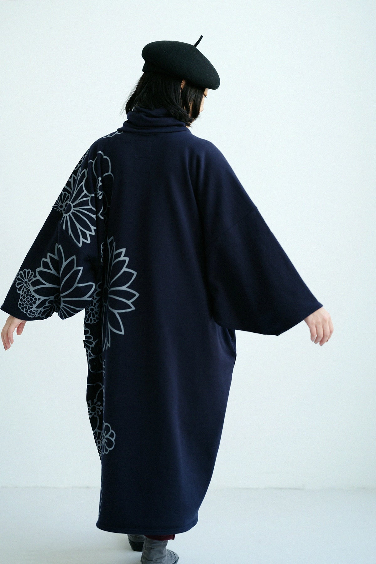Fleece: Rechteckiges Naginata-Gewand mit Kragen / Kinrandonsu und weißer Raum: Dunkelblau