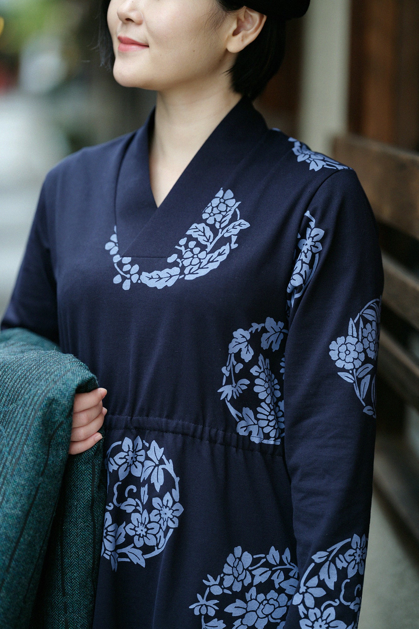 60雙線 狹風靡 和服領長版洋裝/花丸紋樣 散花和留白 藍黑色