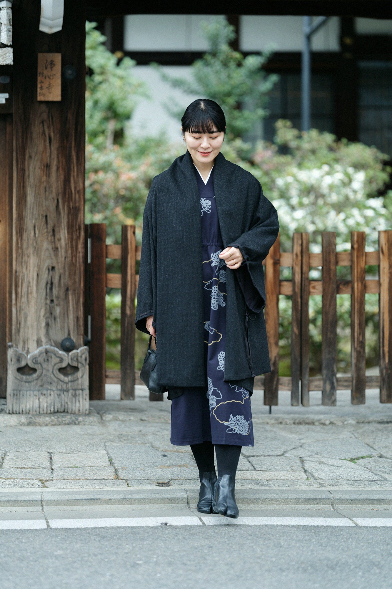 60雙平紋針織布 狭風靡 和服領長版洋裝/雲取菊與留白 藍黑色