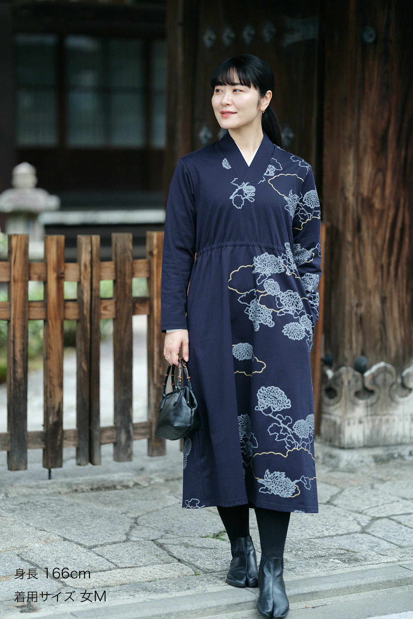 60雙平紋針織布 狭風靡 和服領長版洋裝/雲取菊與留白 藍黑色