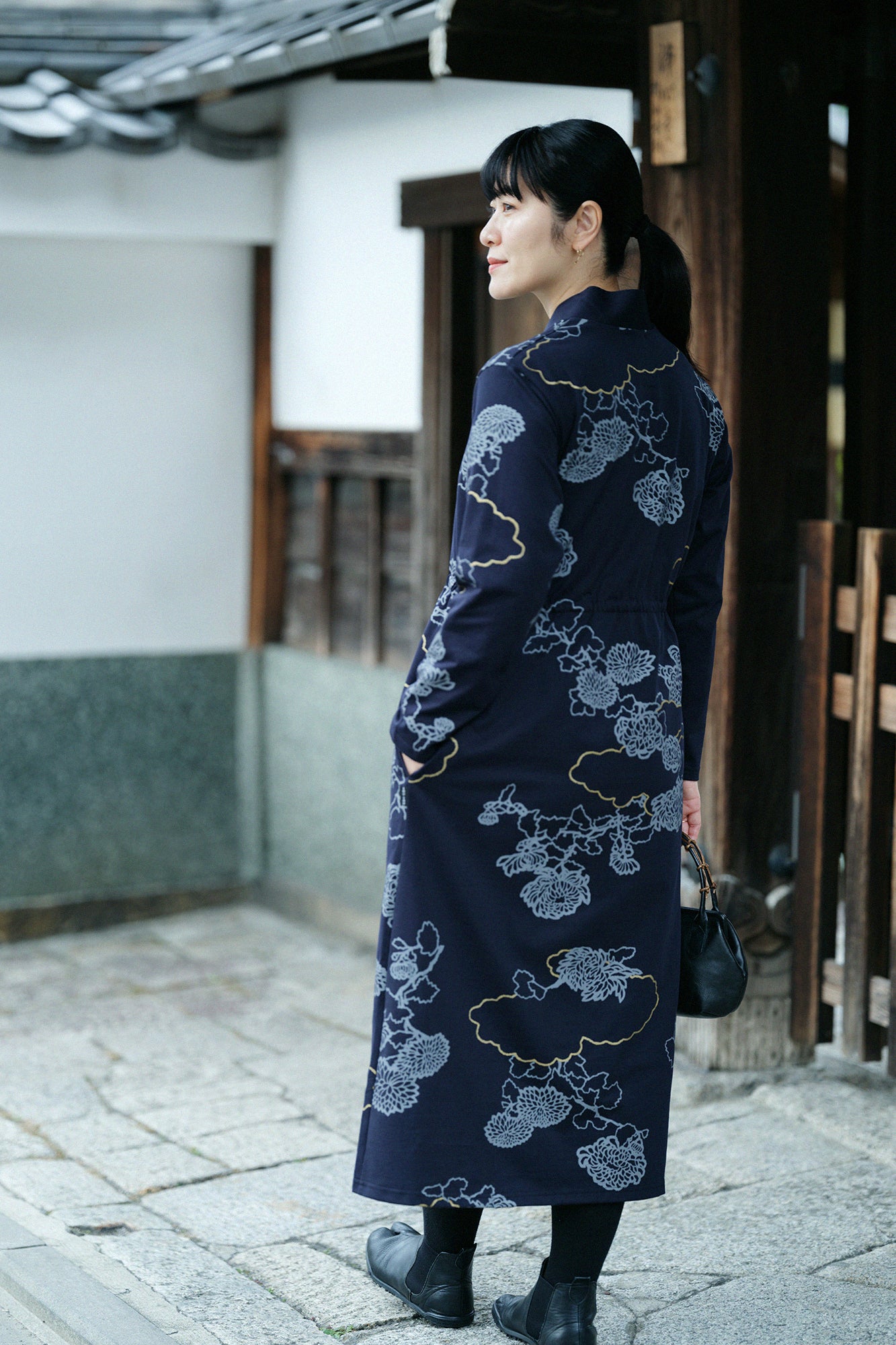 60雙平紋針織布 狭風靡 和服領長版洋裝/雲取菊與留白 藍黑色