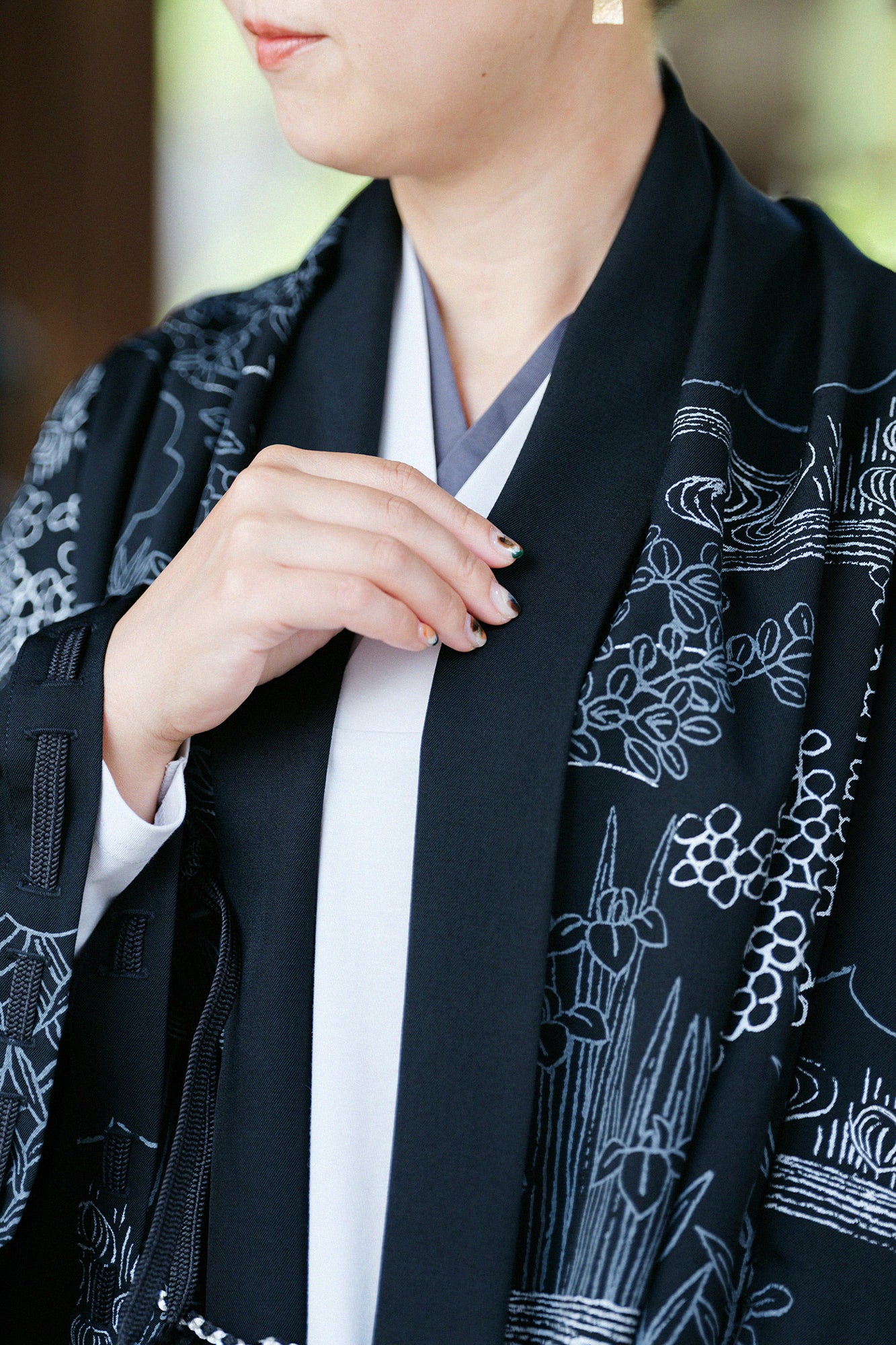 梳毛(そもう) 綾織(あやおり) 宮中袖(きゅうちゅうそで) 間(けん) 単(ひとえ)/涼やか(すずやか) 濡羽色(ぬればいろ)