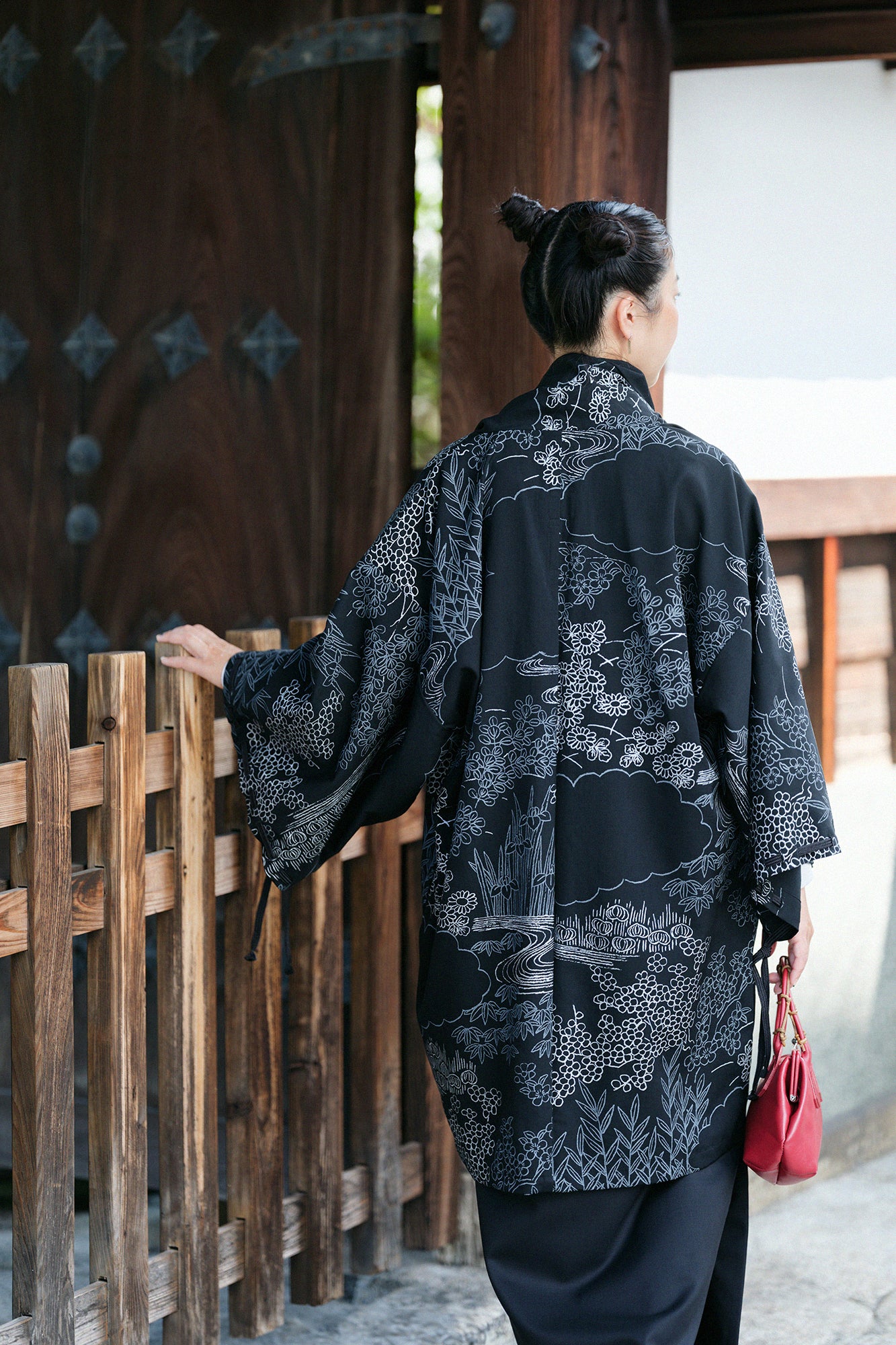 梳毛(そもう) 綾織(あやおり) 宮中袖(きゅうちゅうそで) 間(けん) 単(ひとえ)/涼やか(すずやか) 濡羽色(ぬればいろ)