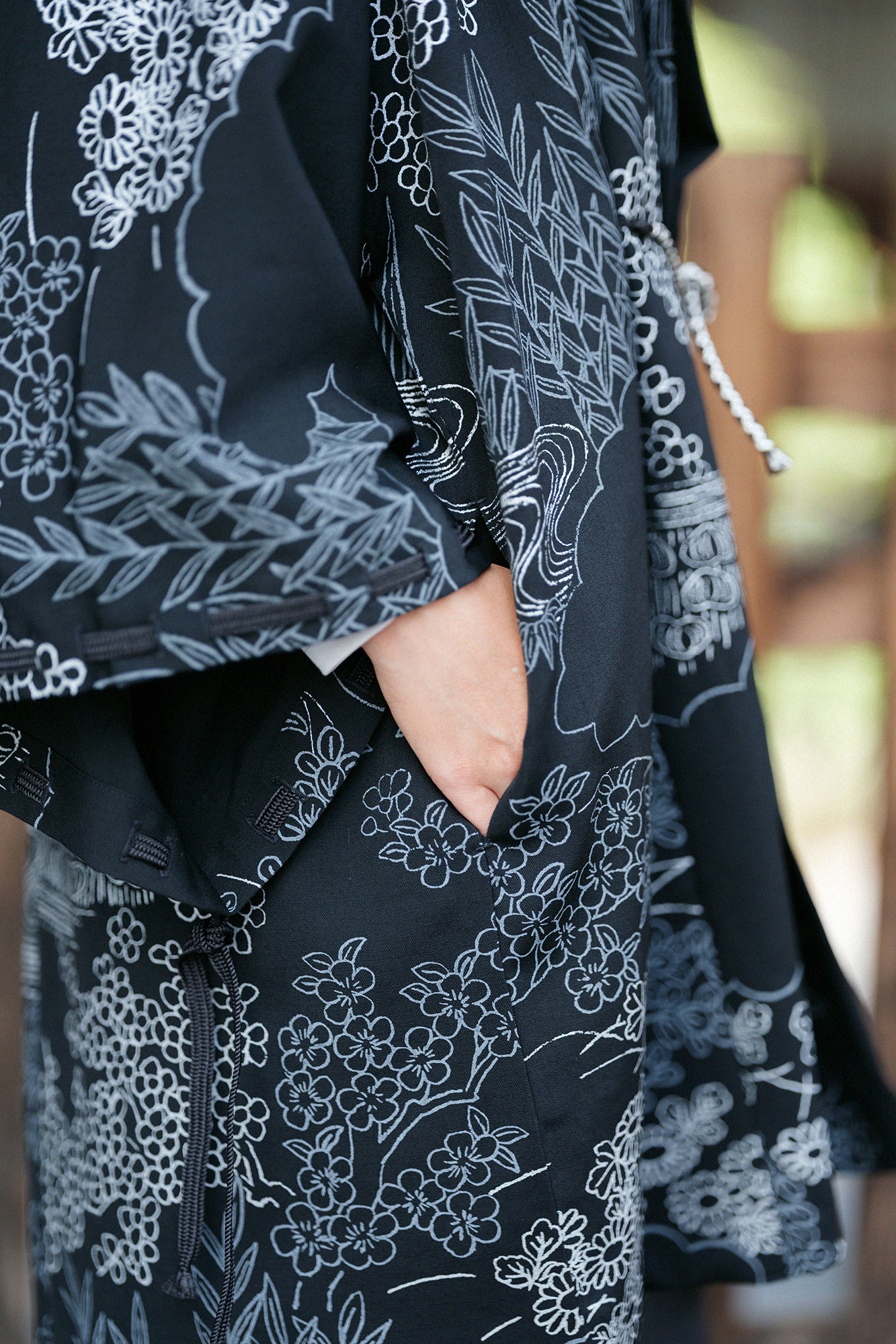 梳毛(そもう) 綾織(あやおり) 宮中袖(きゅうちゅうそで) 間(けん) 単(ひとえ)/涼やか(すずやか) 濡羽色(ぬればいろ)