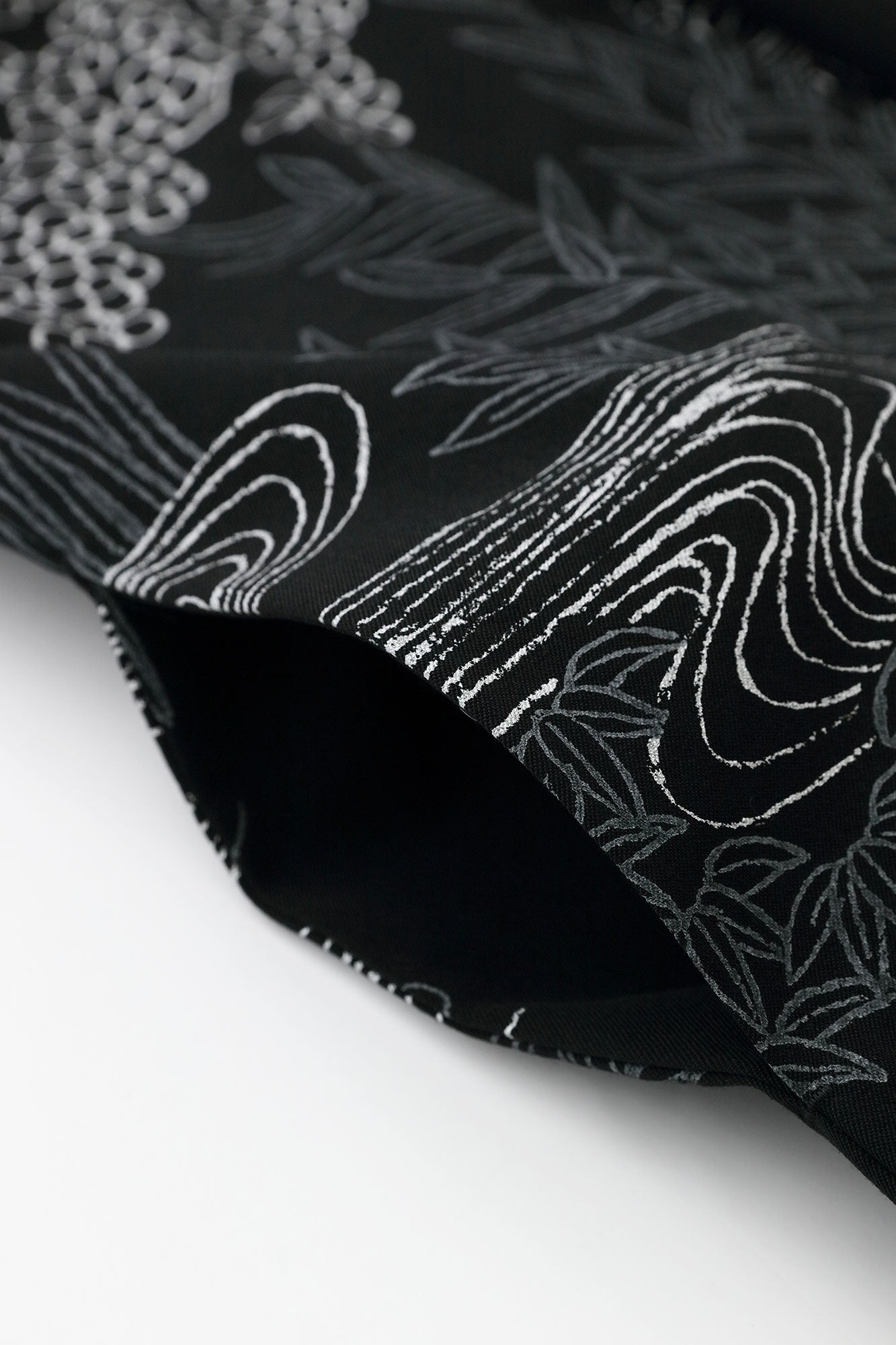 梳毛(そもう) 綾織(あやおり) 宮中袖(きゅうちゅうそで) 間(けん) 単(ひとえ)/涼やか(すずやか) 濡羽色(ぬればいろ)