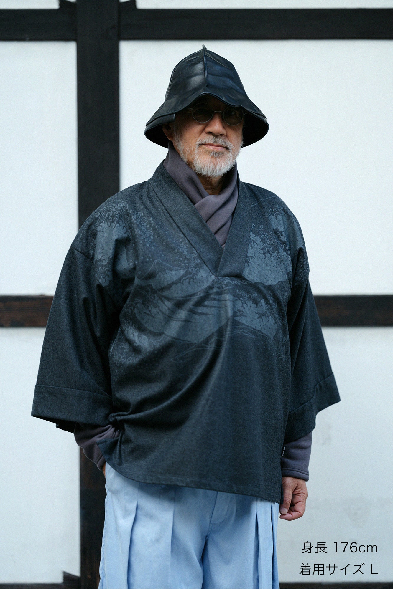 バランサーキュラー®ウール 風靡(ふうび) 襯衣(しんい) 首抜き文様(くびぬきもんよう)/北斎(ほくさい) 神奈川沖浪裏(かながわおきなみうら) 写し(うつし) 消炭色(けしずみいろ)