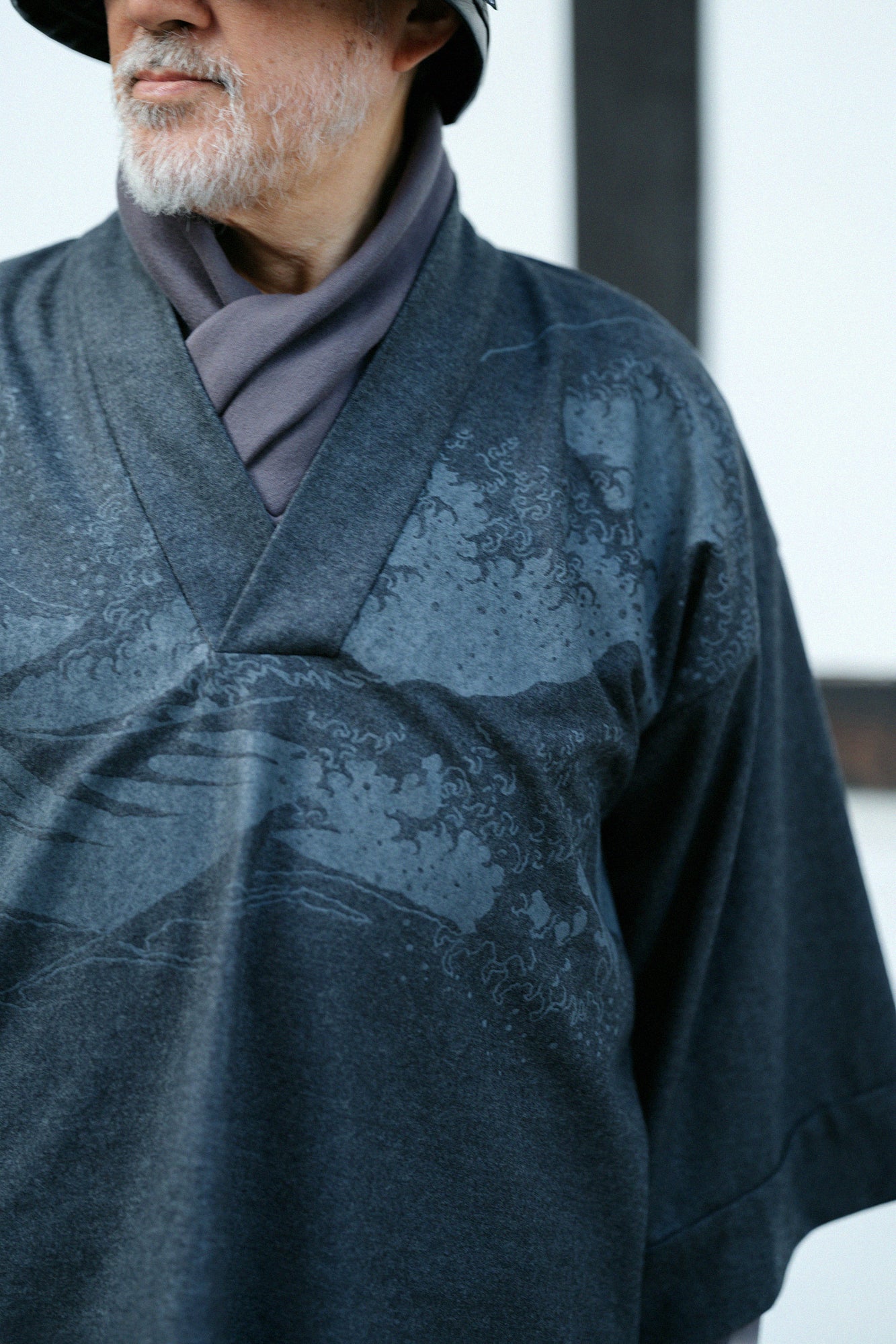 バランサーキュラー®ウール 風靡(ふうび) 襯衣(しんい) 首抜き文様(くびぬきもんよう)/北斎(ほくさい) 神奈川沖浪裏(かながわおきなみうら) 写し(うつし) 消炭色(けしずみいろ)