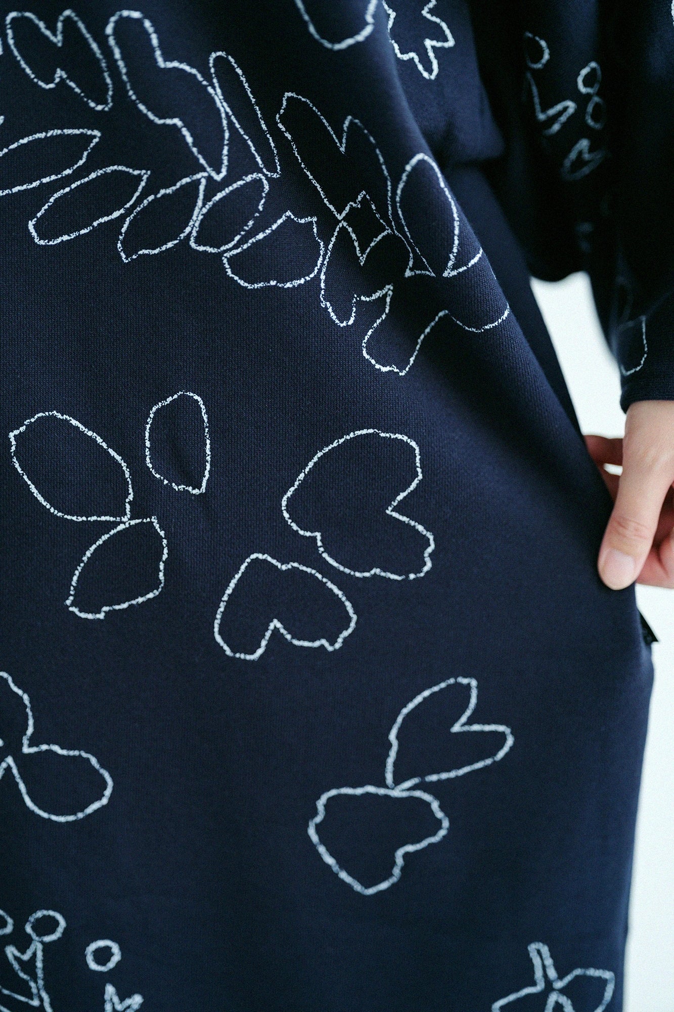 內抓毛 高領圓弧袖長方形洋裝/里山 搖曳和留白 深藍色