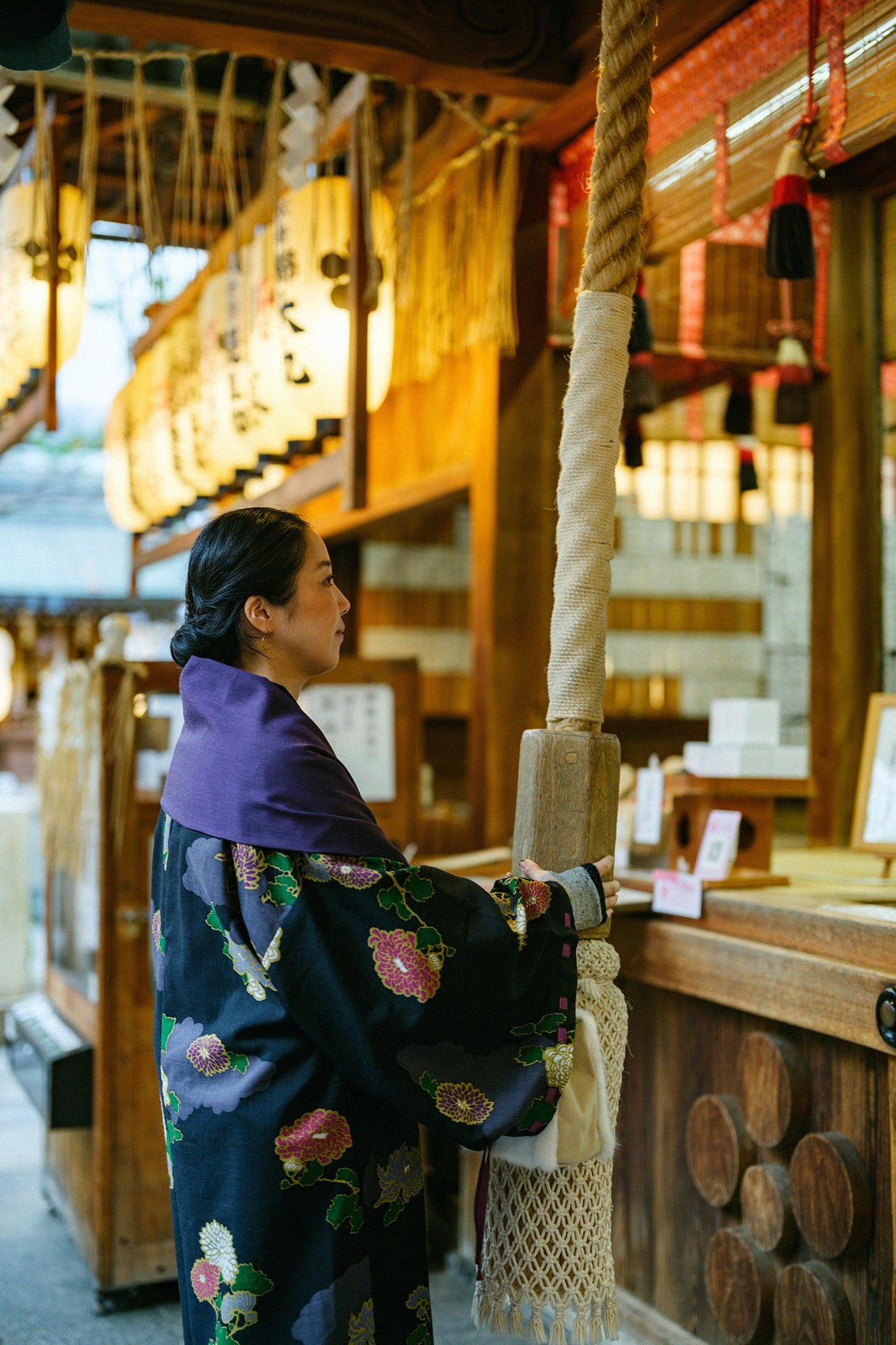 モスリン 宮中袖(きゅうちゅうそで) 可逆(かぎゃく)/濃紫(こきむらさき)×雲取り(くもどり)に菊(きく)