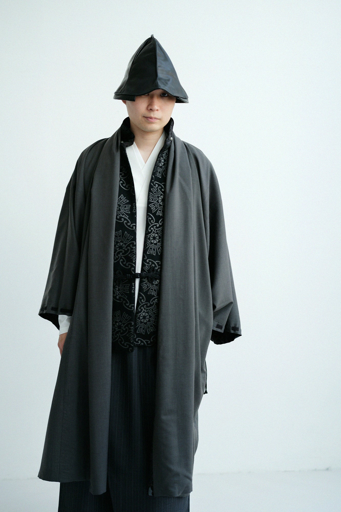 モスリン 宮中袖(きゅうちゅうそで) 可逆(かぎゃく)/濃灰(こいはい)×菊扇(きくおうぎ)