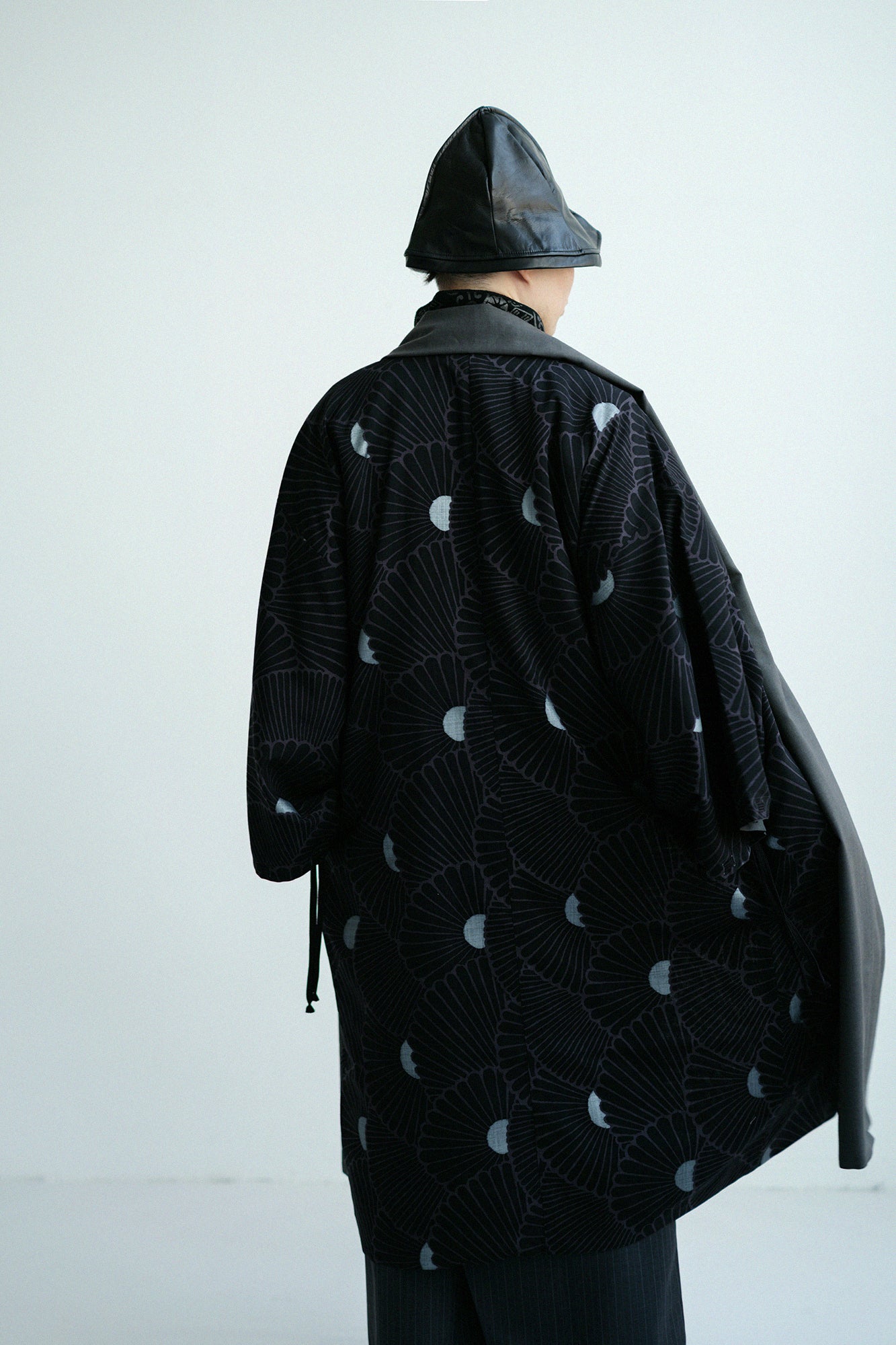 モスリン 宮中袖(きゅうちゅうそで) 可逆(かぎゃく)/濃灰(こいはい)×菊扇(きくおうぎ)