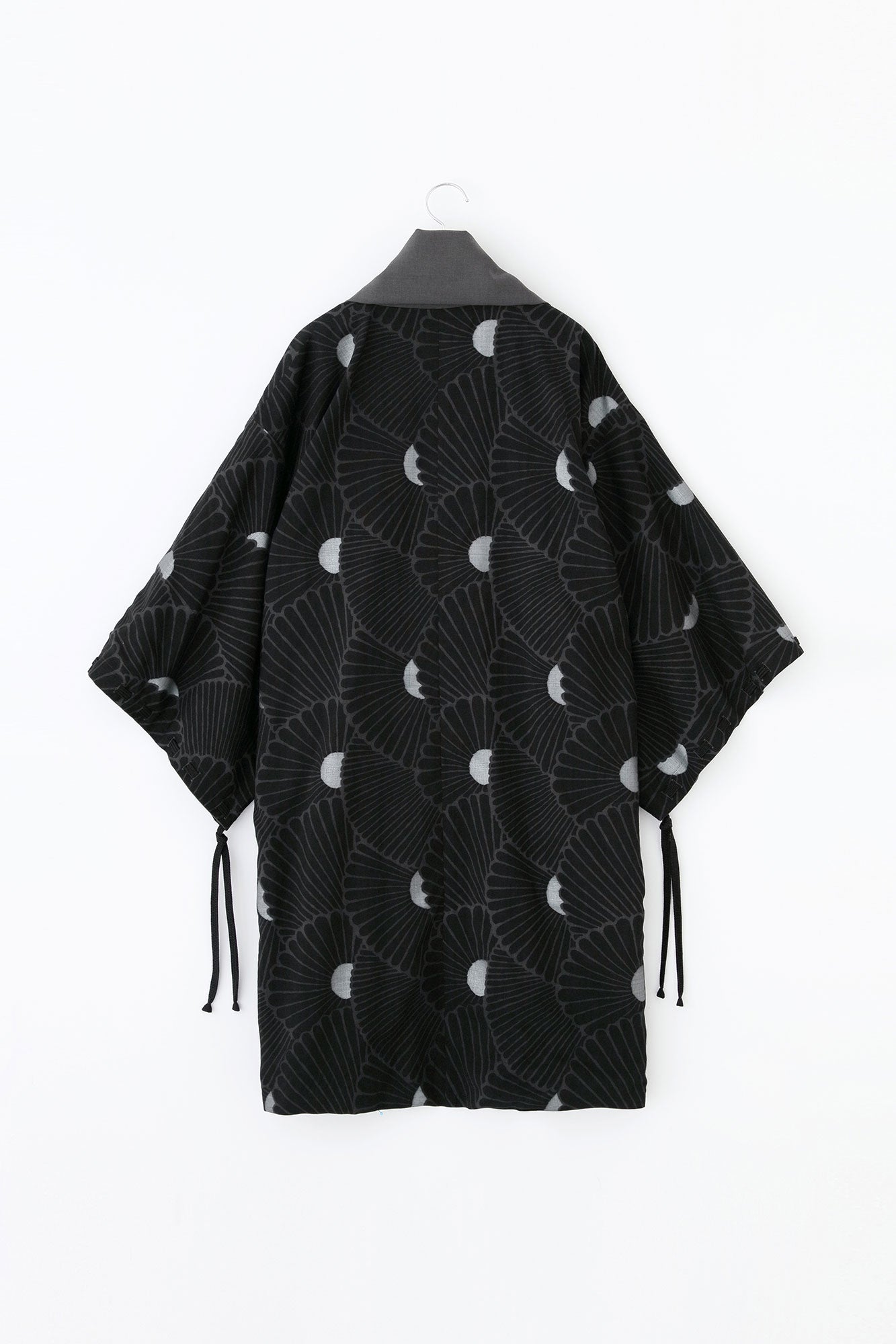 モスリン 宮中袖(きゅうちゅうそで) 可逆(かぎゃく)/濃灰(こいはい)×菊扇(きくおうぎ)