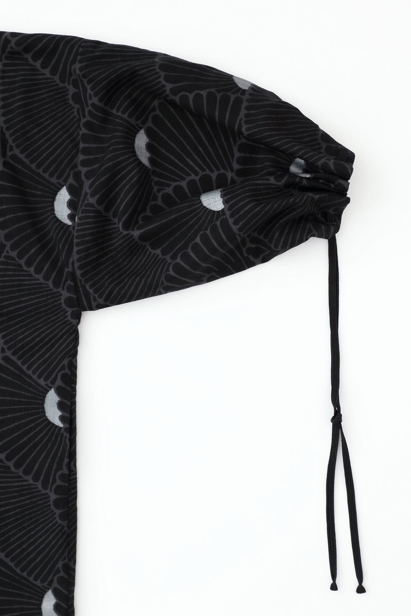 モスリン 宮中袖(きゅうちゅうそで) 可逆(かぎゃく)/濃灰(こいはい)×菊扇(きくおうぎ)