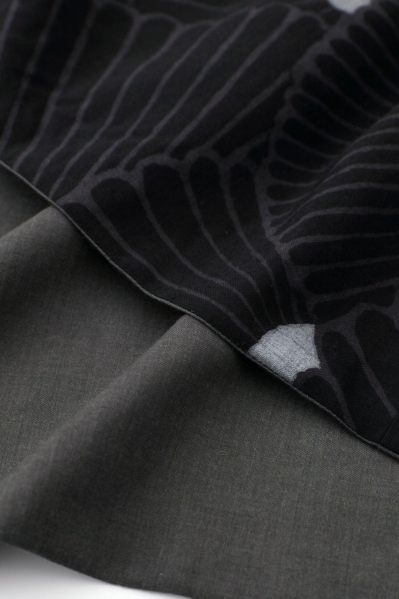 モスリン 宮中袖(きゅうちゅうそで) 可逆(かぎゃく)/濃灰(こいはい)×菊扇(きくおうぎ)