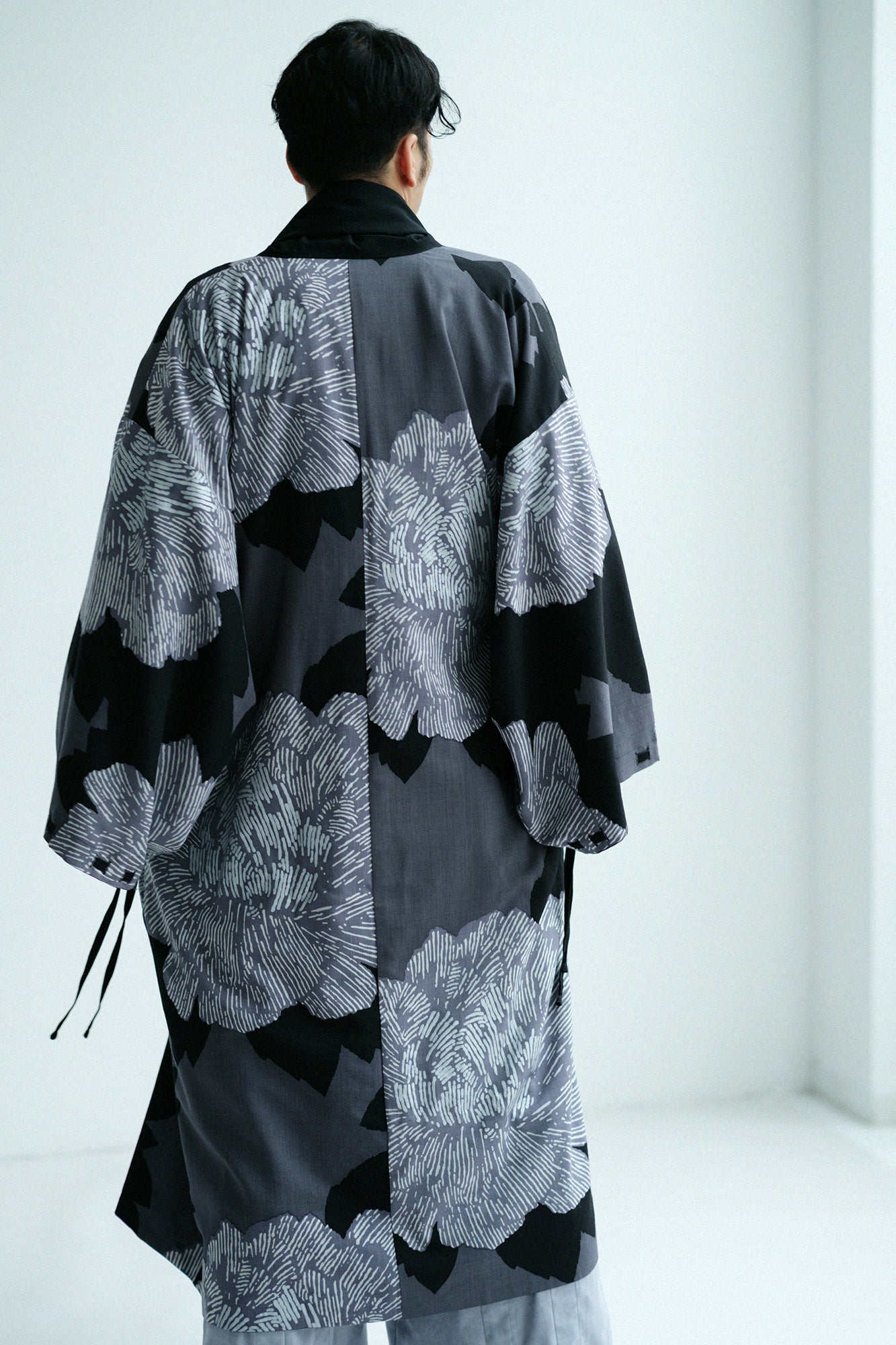 梳毛(そもう) ×モスリン 宮中袖(きゅうちゅうそで) 可逆(かぎゃく)/濡羽色(ぬればいろ)×芍薬(しゃくやく)