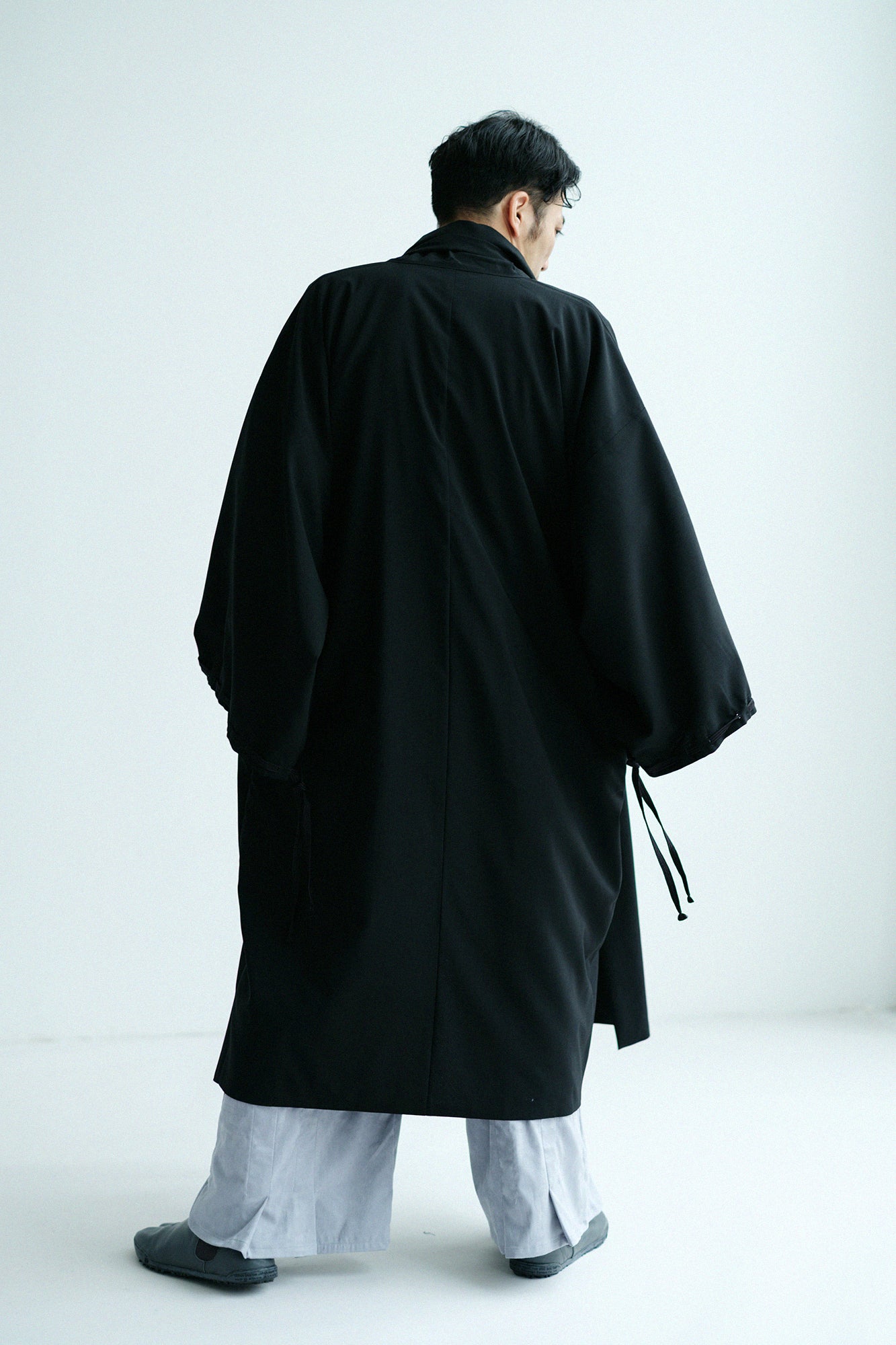 梳毛(そもう) ×モスリン 宮中袖(きゅうちゅうそで) 可逆(かぎゃく)/濡羽色(ぬればいろ)×芍薬(しゃくやく)