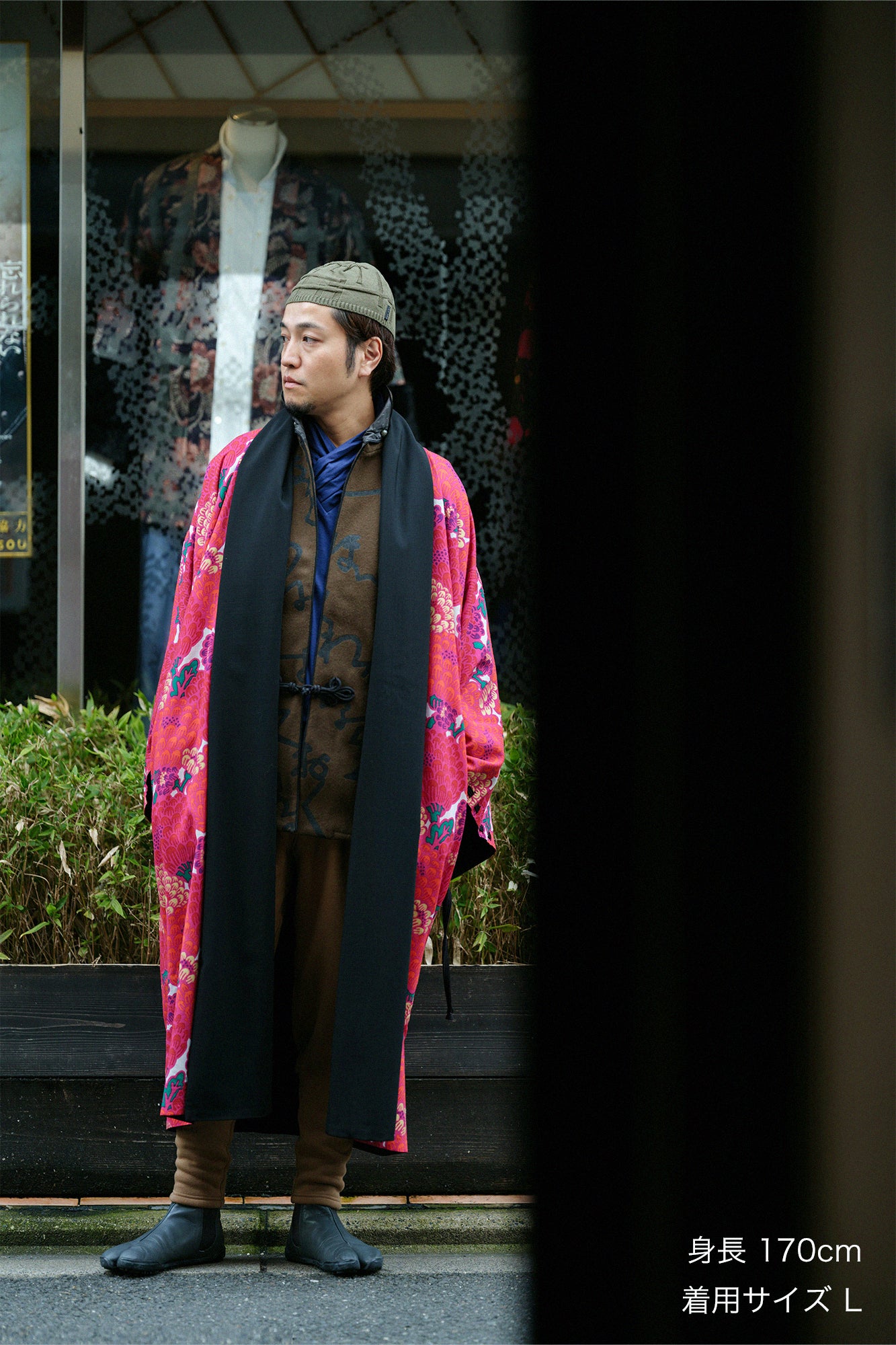 梳毛(そもう) ×モスリン 宮中袖(きゅうちゅうそで) 可逆(かぎゃく)/濡羽色(ぬればいろ)×けんらん