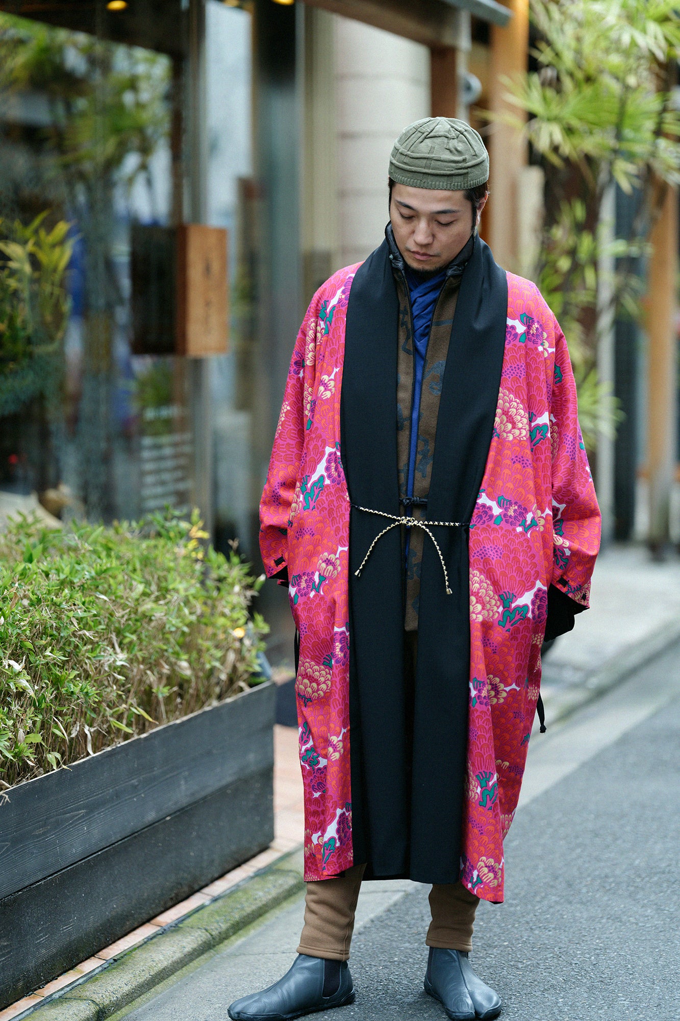 梳毛(そもう) ×モスリン 宮中袖(きゅうちゅうそで) 可逆(かぎゃく)/濡羽色(ぬればいろ)×けんらん