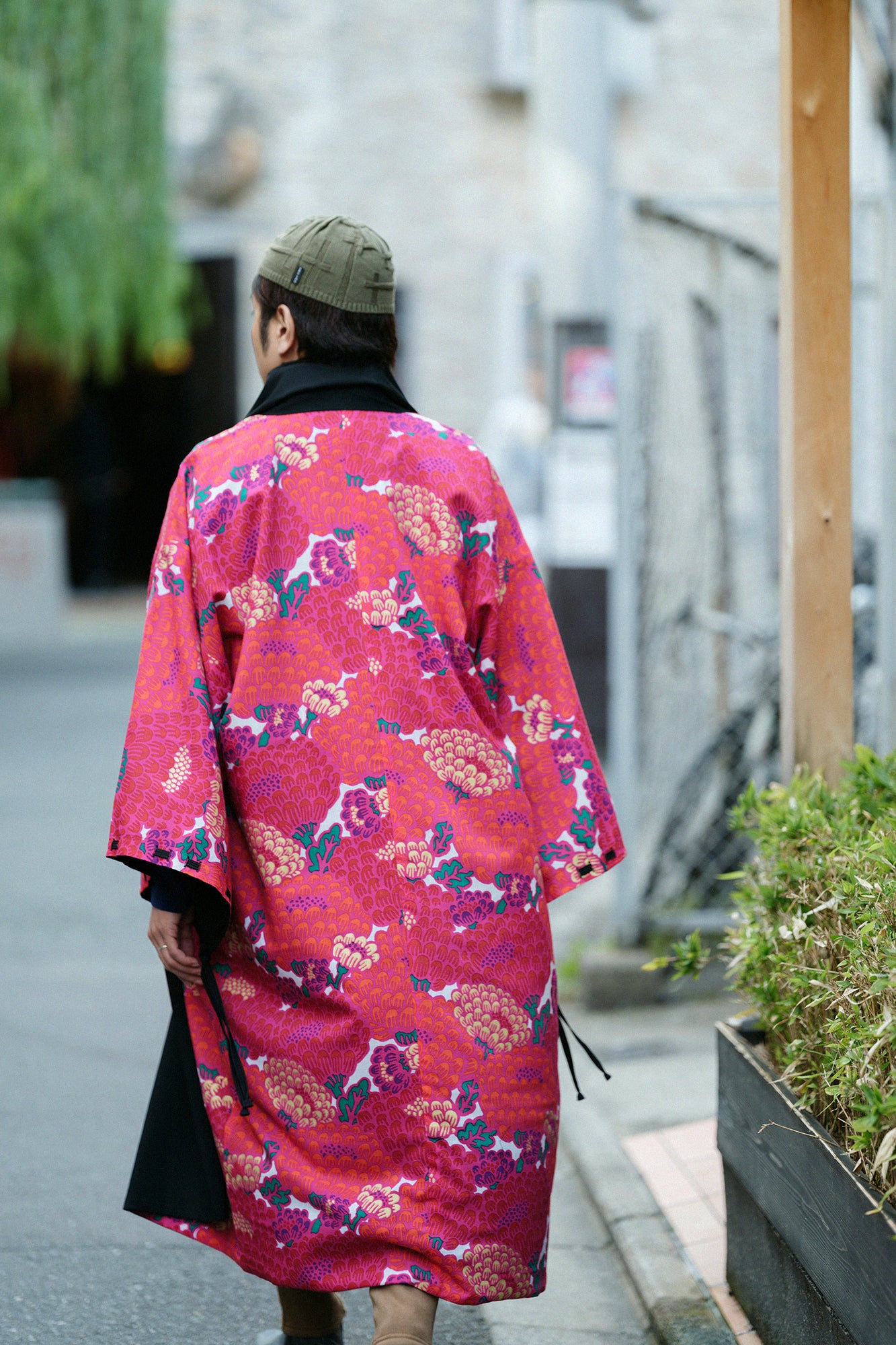 梳毛(そもう) ×モスリン 宮中袖(きゅうちゅうそで) 可逆(かぎゃく)/濡羽色(ぬればいろ)×けんらん