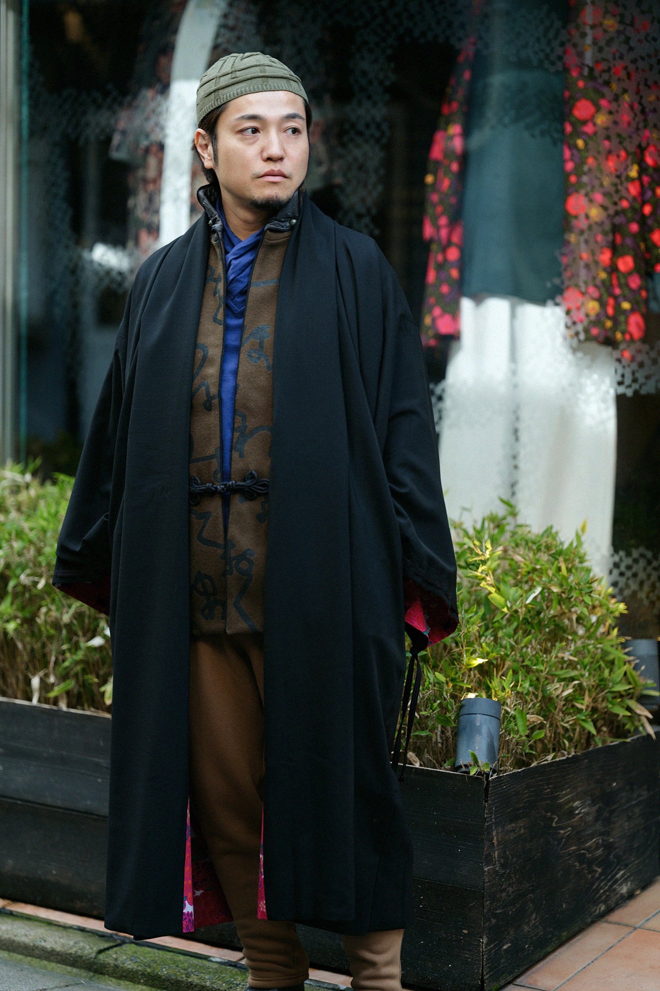 梳毛(そもう) ×モスリン 宮中袖(きゅうちゅうそで) 可逆(かぎゃく)/濡羽色(ぬればいろ)×けんらん