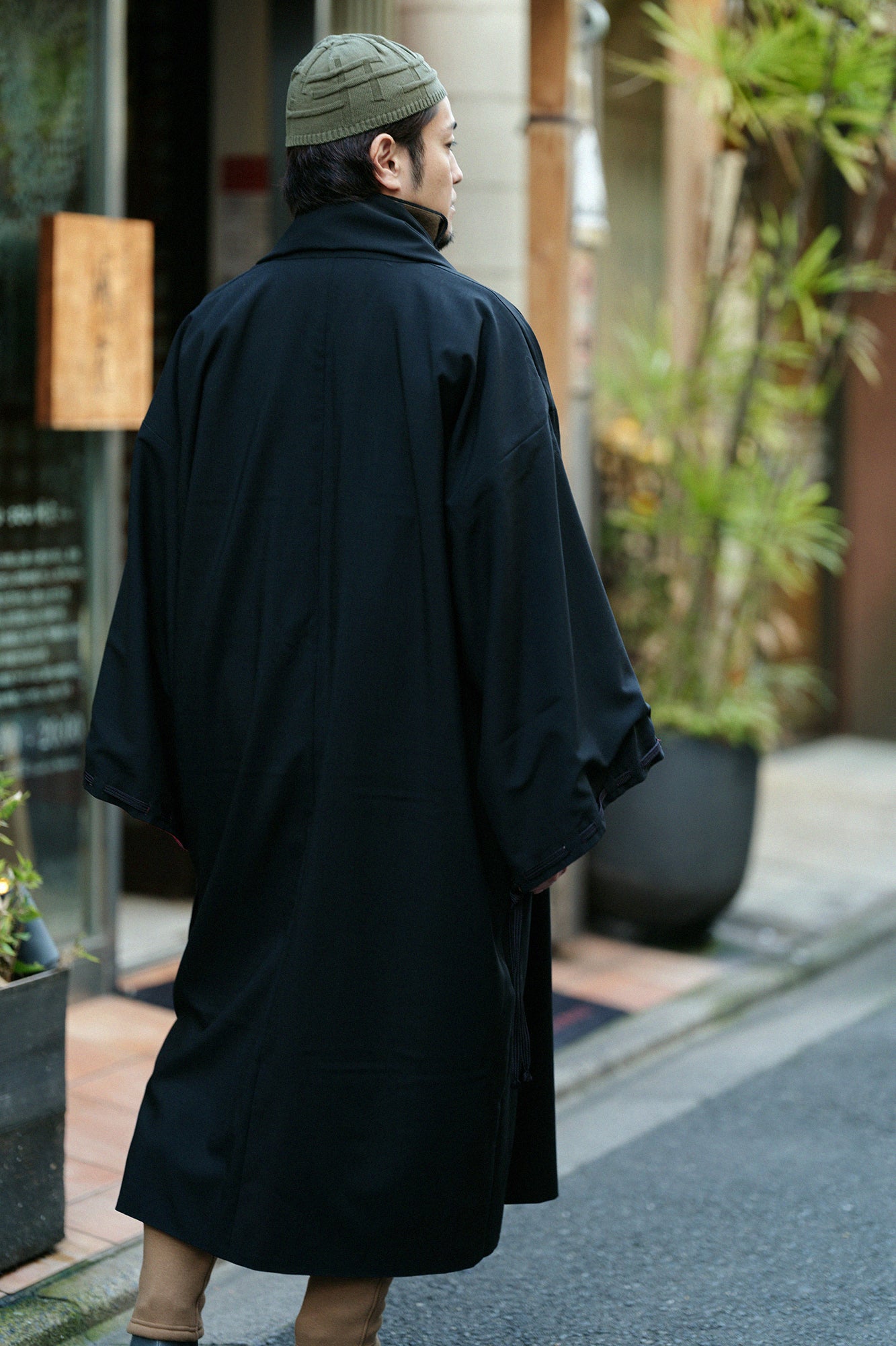 梳毛(そもう) ×モスリン 宮中袖(きゅうちゅうそで) 可逆(かぎゃく)/濡羽色(ぬればいろ)×けんらん