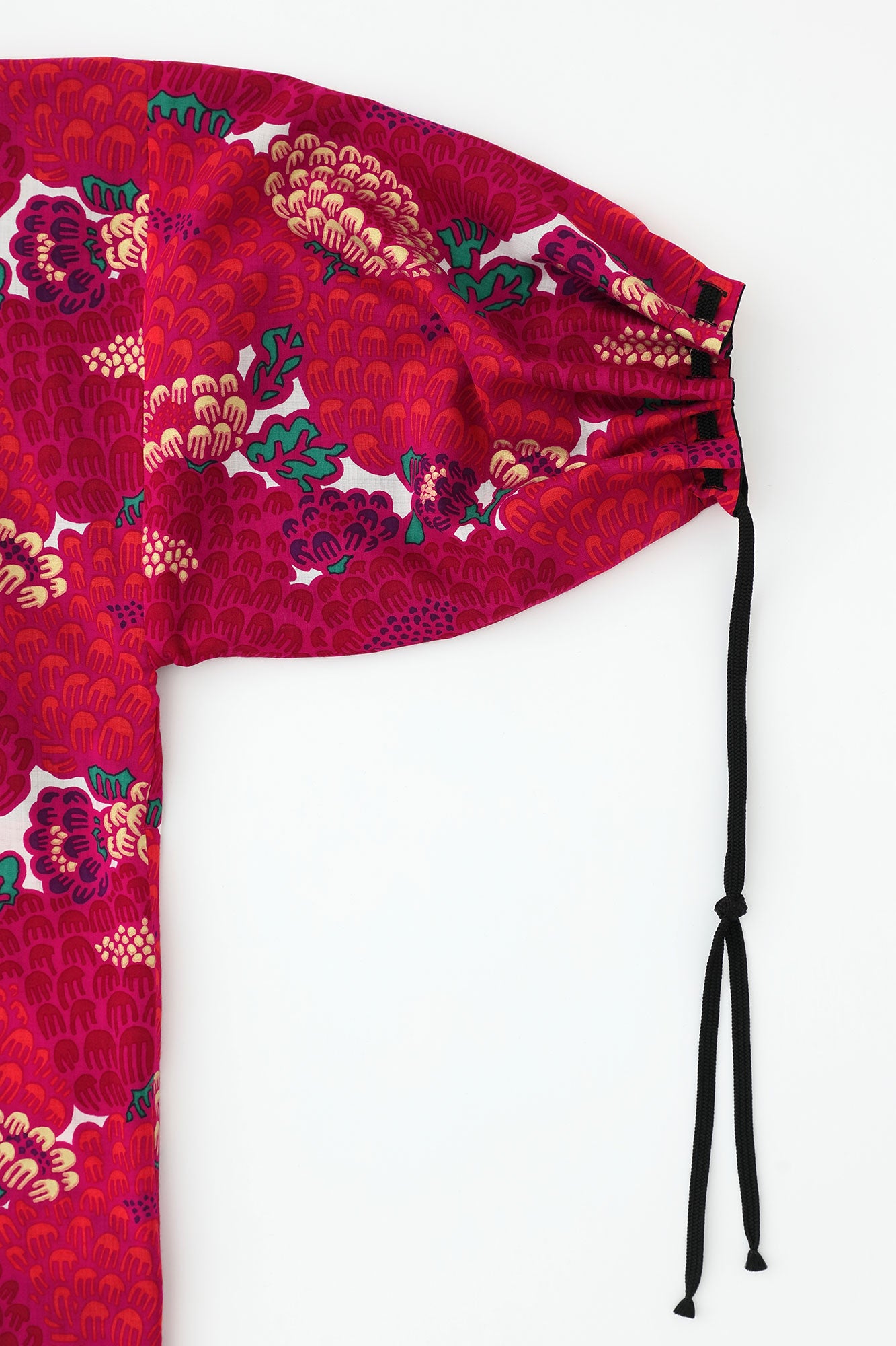 梳毛(そもう) ×モスリン 宮中袖(きゅうちゅうそで) 可逆(かぎゃく)/濡羽色(ぬればいろ)×けんらん