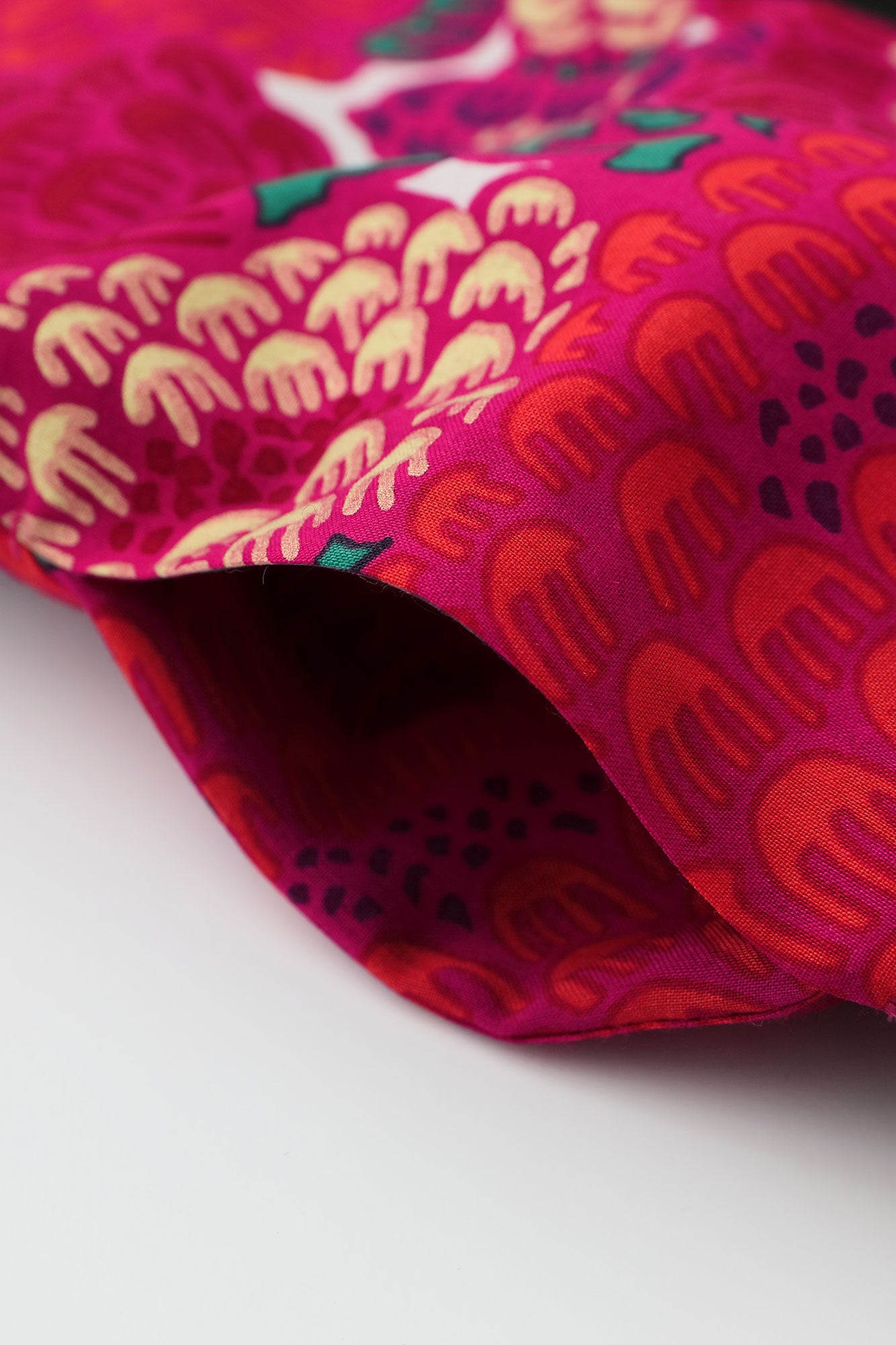 梳毛(そもう) ×モスリン 宮中袖(きゅうちゅうそで) 可逆(かぎゃく)/濡羽色(ぬればいろ)×けんらん