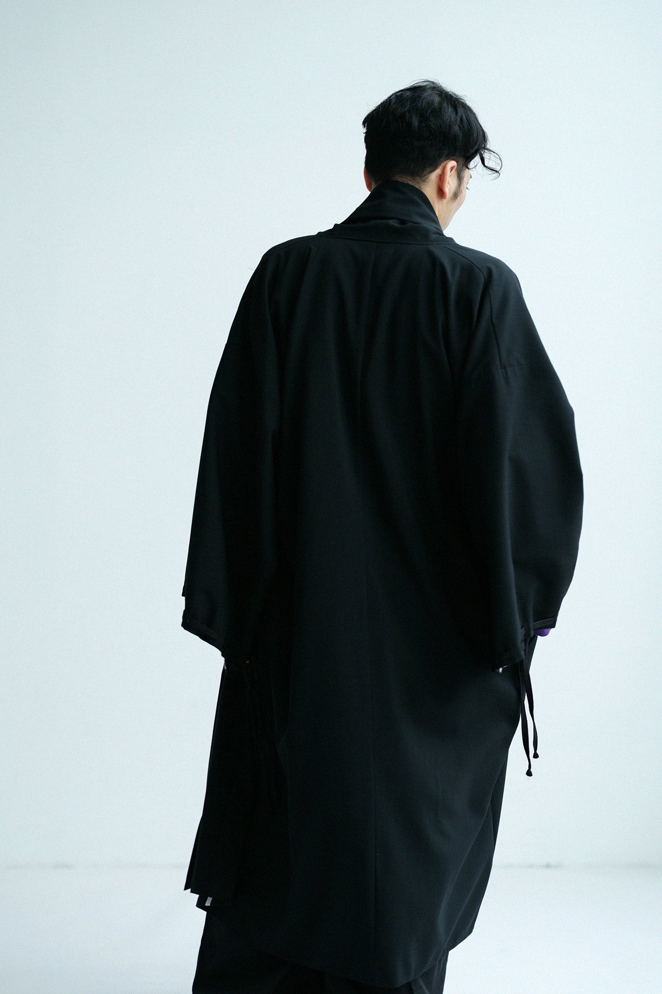 梳毛(そもう) ×モスリン 宮中袖(きゅうちゅうそで) 可逆(かぎゃく)/濡羽色(ぬればいろ)×文(ふみ)