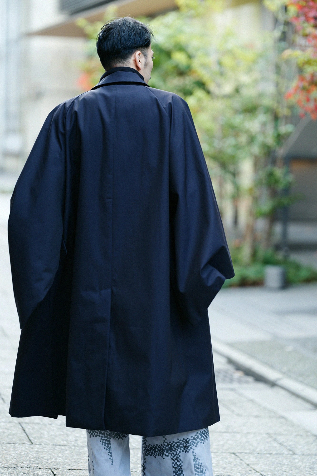 撥水 シャンブレー織 角袖ステンカラーコート/黒紺(くろこん)×金襴緞子(きんらんどんす)