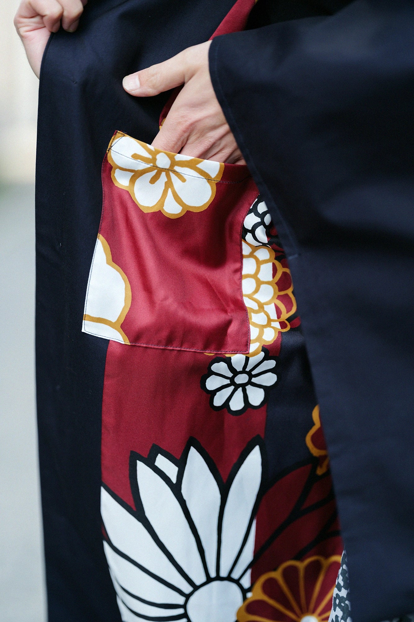 撥水 シャンブレー織 角袖ステンカラーコート/黒紺(くろこん)×金襴緞子(きんらんどんす)