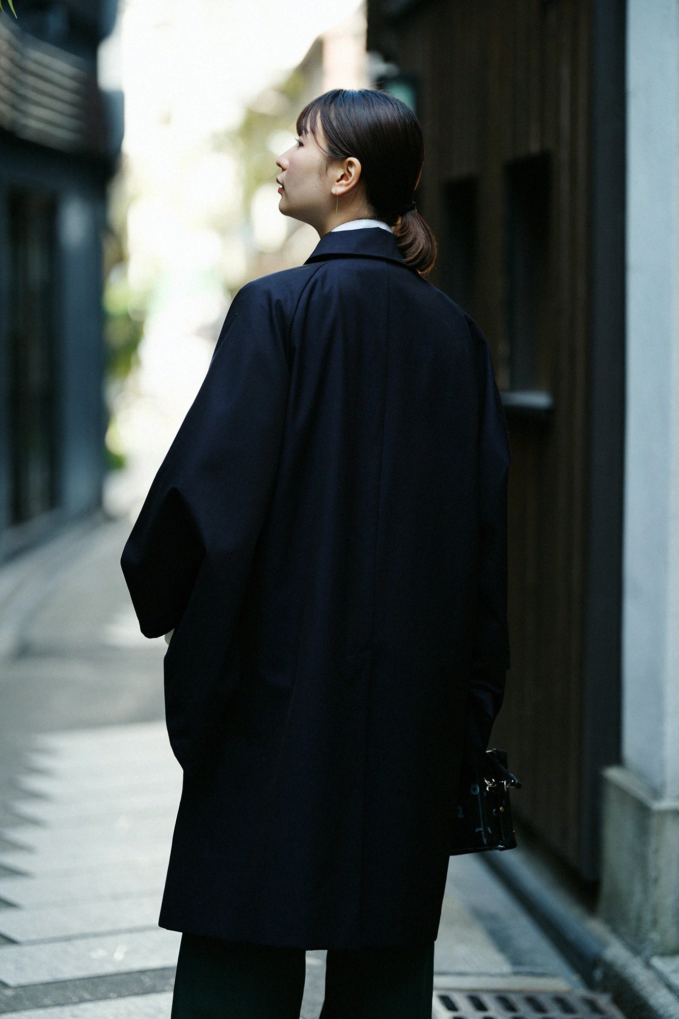 撥水 シャンブレー織 角袖ステンカラーコート/黒紺(くろこん)×金襴緞子(きんらんどんす)