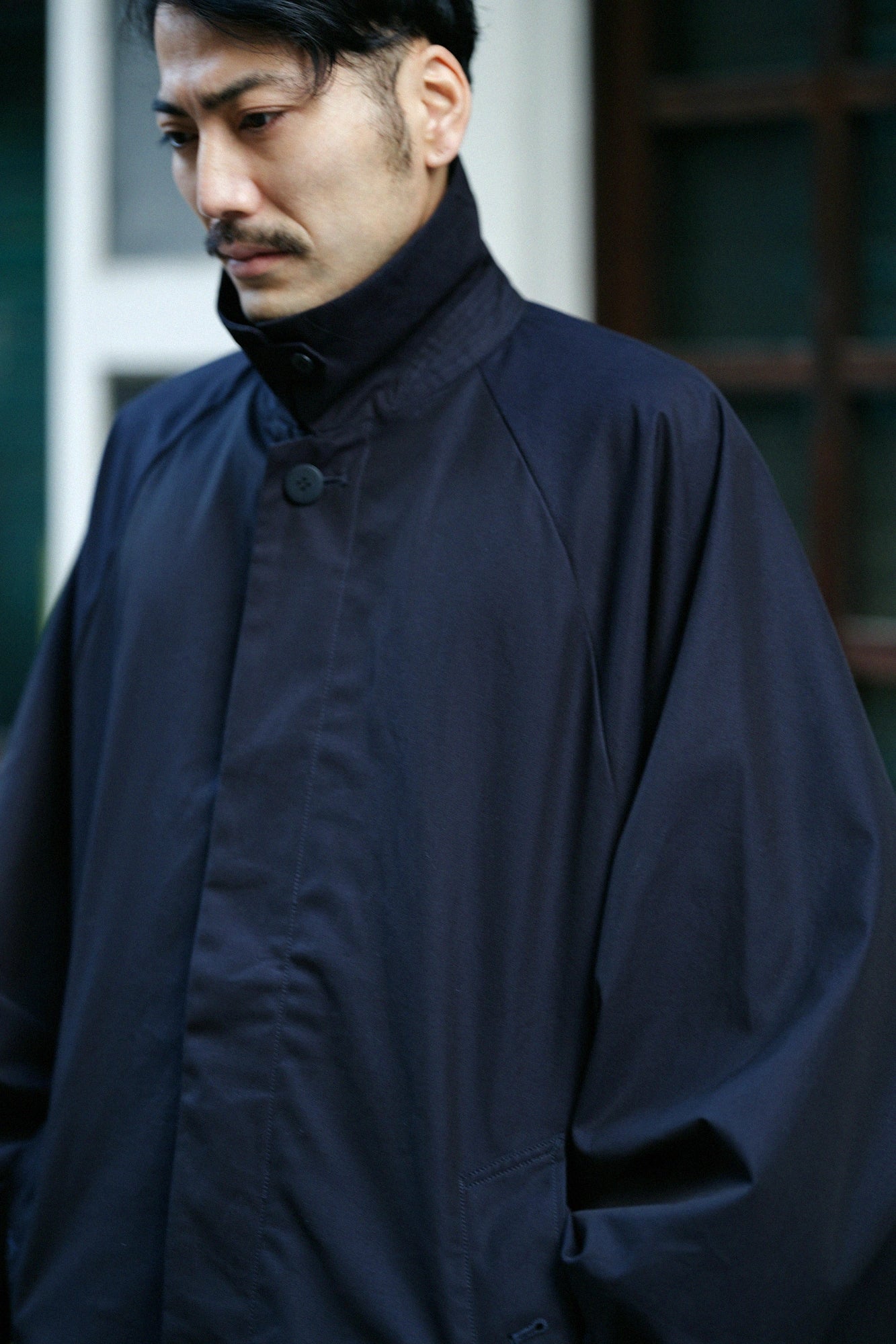 撥水 シャンブレー織 角袖ステンカラーコート/黒紺(くろこん)×金襴緞子(きんらんどんす)