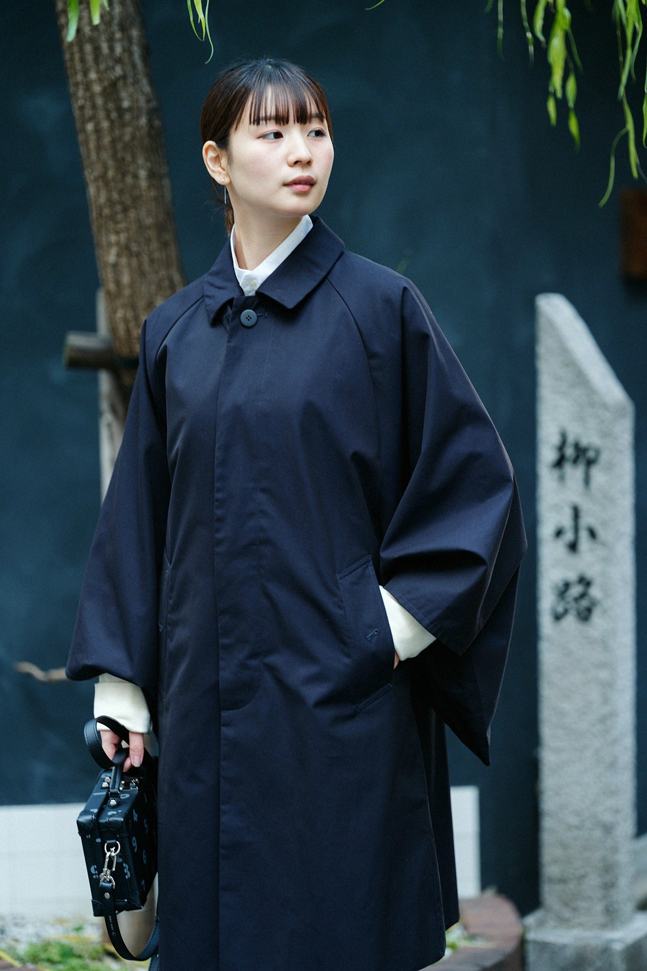 撥水 シャンブレー織 角袖ステンカラーコート/黒紺(くろこん)×金襴緞子(きんらんどんす)