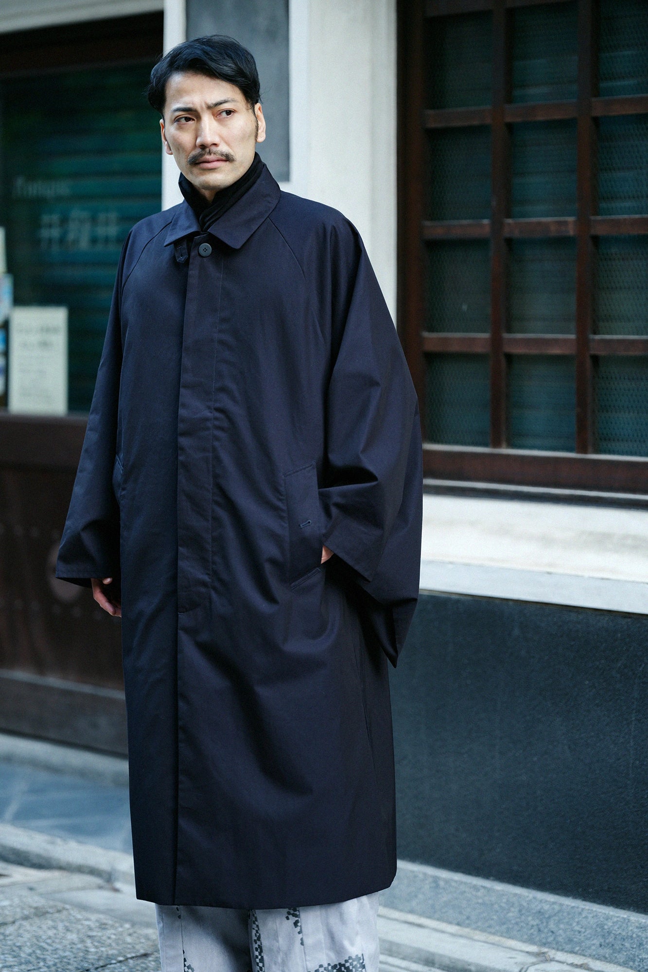 撥水 シャンブレー織 角袖ステンカラーコート/黒紺(くろこん)×金襴緞子(きんらんどんす)
