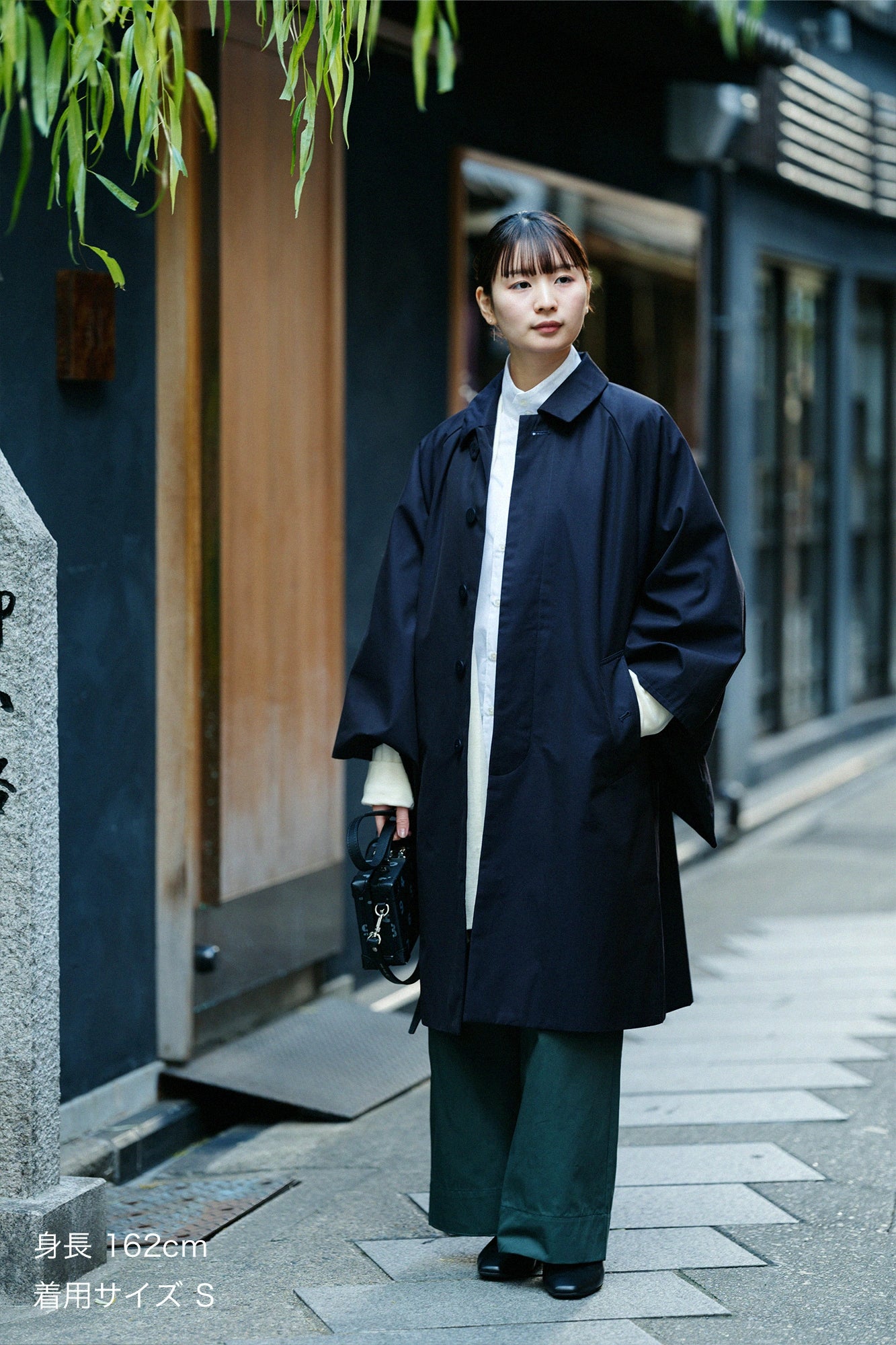 撥水 シャンブレー織 角袖ステンカラーコート/黒紺(くろこん)×金襴緞子(きんらんどんす)