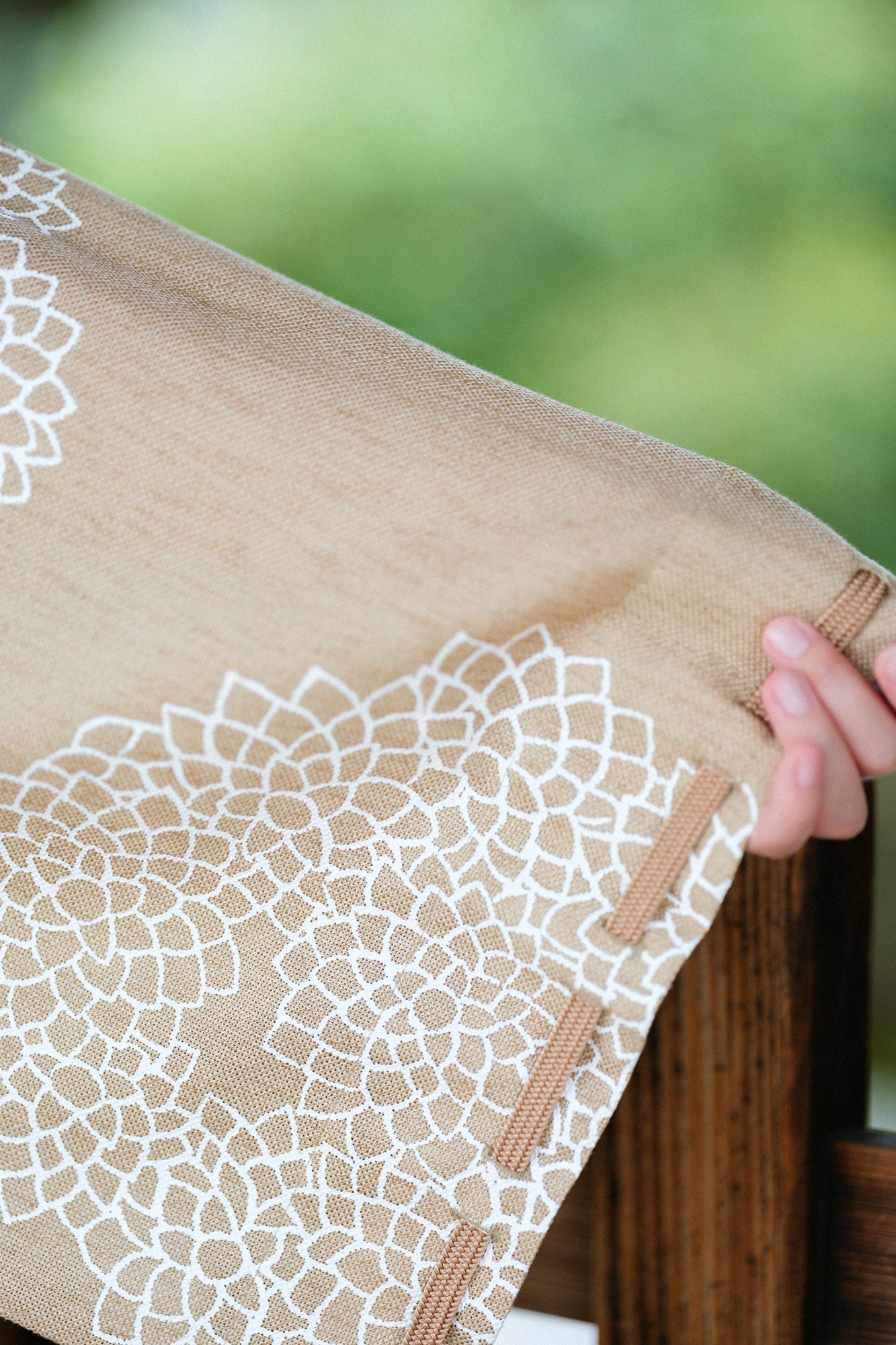 絡み織(からみおり) 伯爵羽織(はくしゃくばおり) 宮中袖(きゅうちゅうそで)/雲間(くもま)に菊 白橡(しろつるばみ)