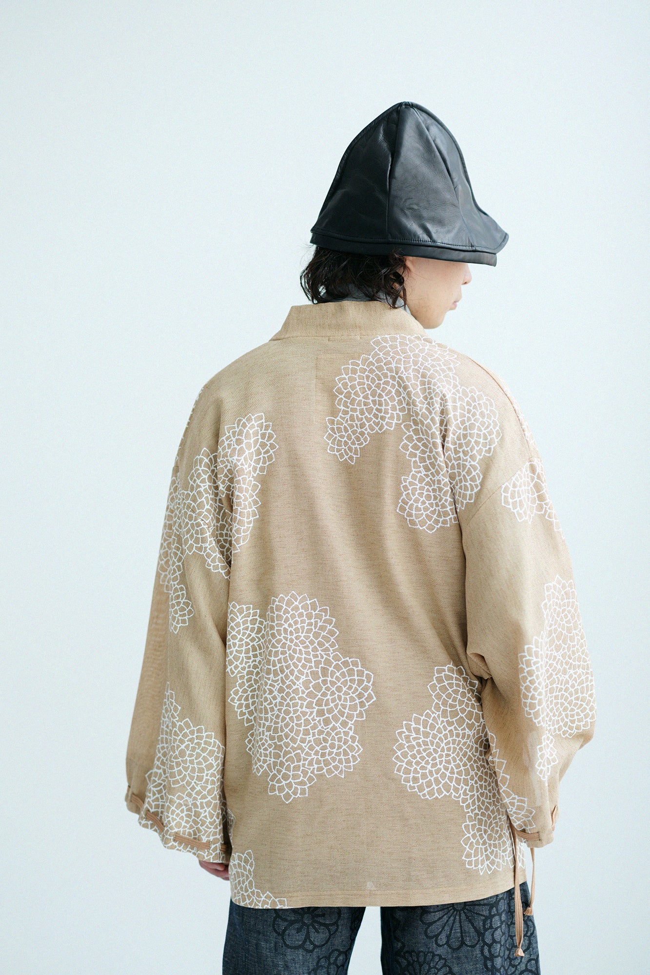 絡み織(からみおり) 伯爵羽織(はくしゃくばおり) 宮中袖(きゅうちゅうそで)/雲間(くもま)に菊 白橡(しろつるばみ)