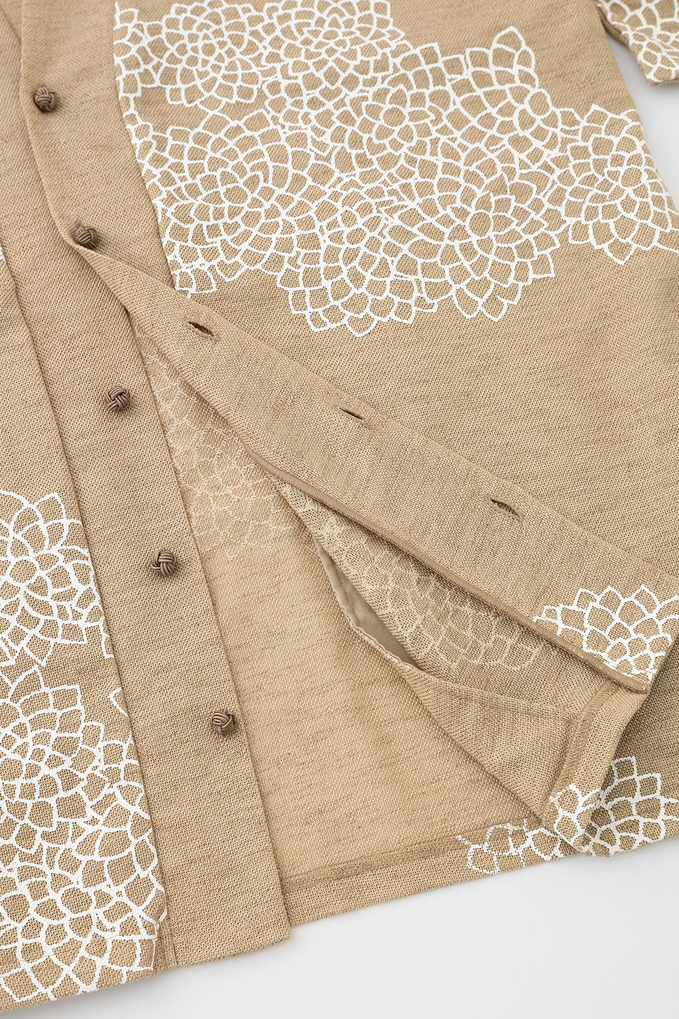 絡み織(からみおり) 伯爵羽織(はくしゃくばおり) 宮中袖(きゅうちゅうそで)/雲間(くもま)に菊 白橡(しろつるばみ)