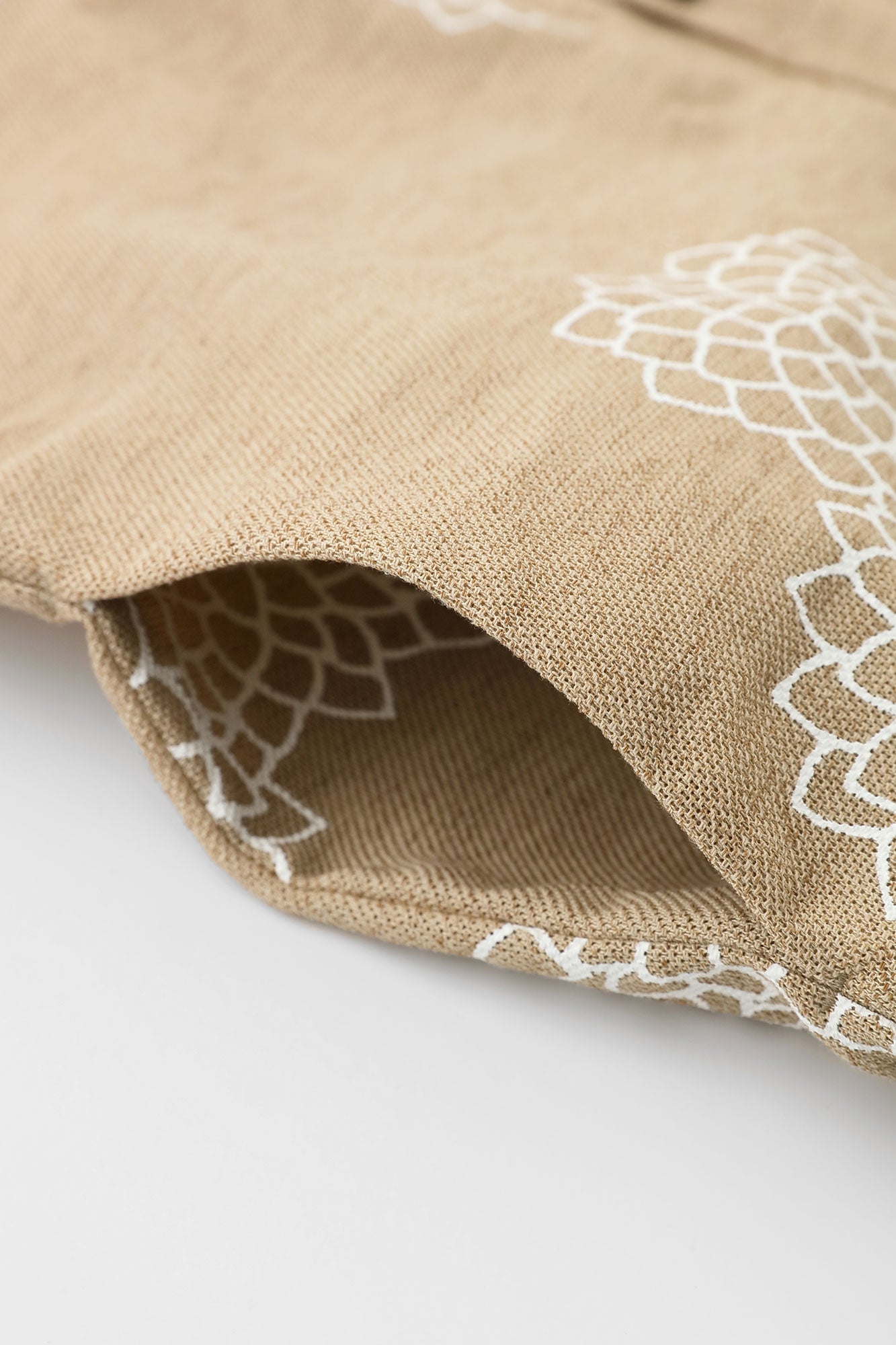 絡み織(からみおり) 伯爵羽織(はくしゃくばおり) 宮中袖(きゅうちゅうそで)/雲間(くもま)に菊 白橡(しろつるばみ)