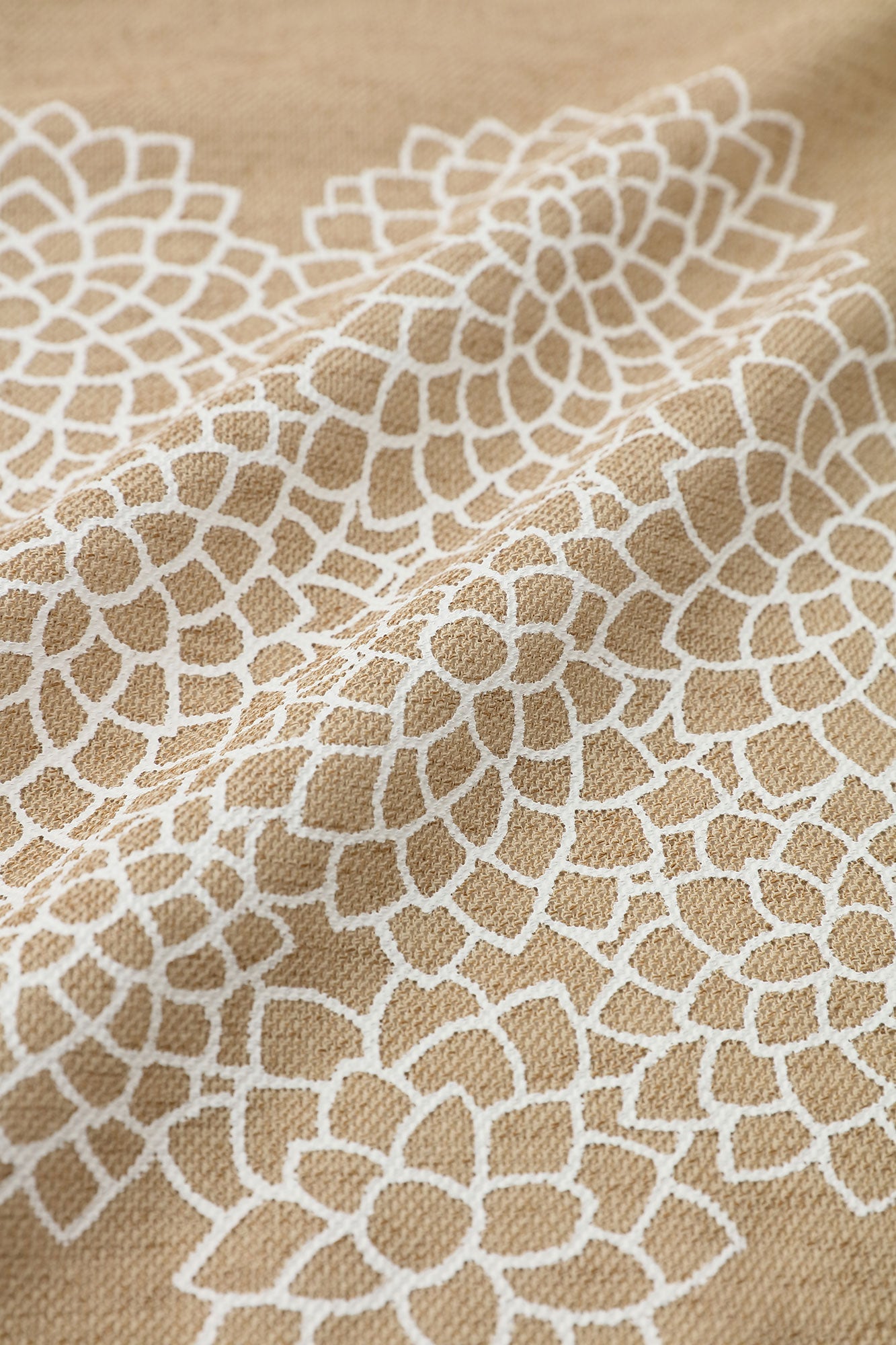 絡み織(からみおり) 伯爵羽織(はくしゃくばおり) 宮中袖(きゅうちゅうそで)/雲間(くもま)に菊 白橡(しろつるばみ)