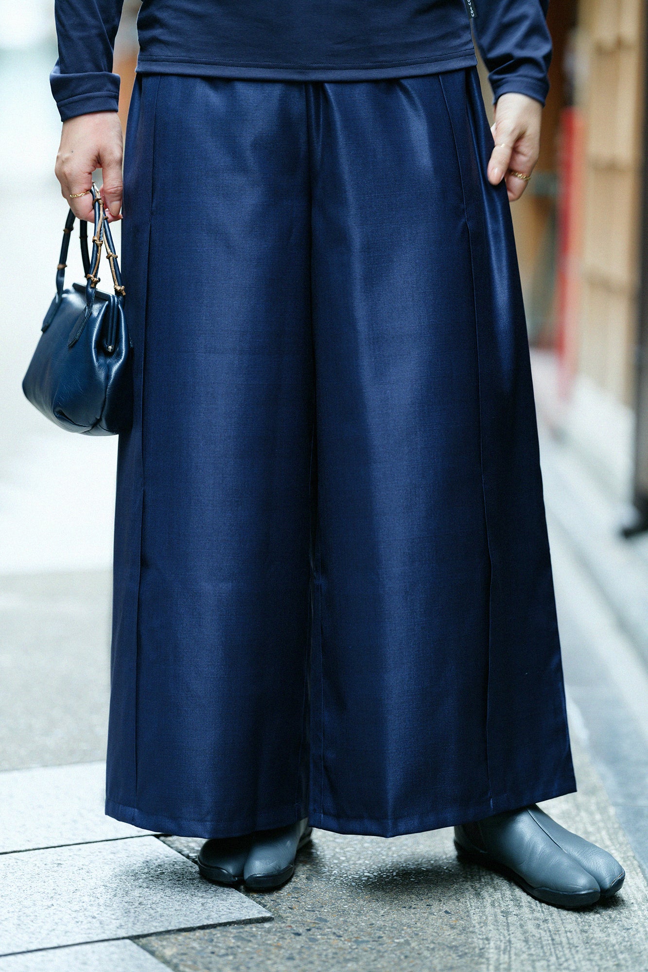 シルクウール 格子織(こうしおり) 一ノ襞(いちのひだ) 広形(ひろなり)もんぺ/濃紺(のうこん)