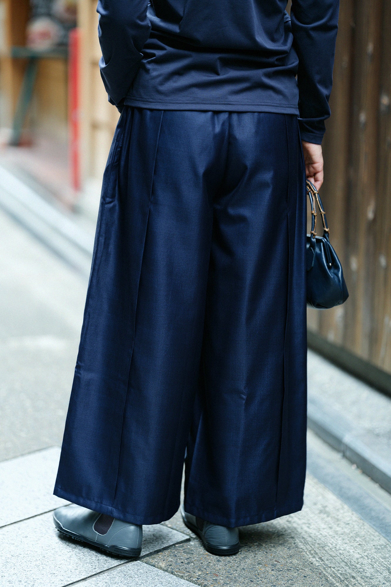 シルクウール 格子織(こうしおり) 一ノ襞(いちのひだ) 広形(ひろなり)もんぺ/濃紺(のうこん)