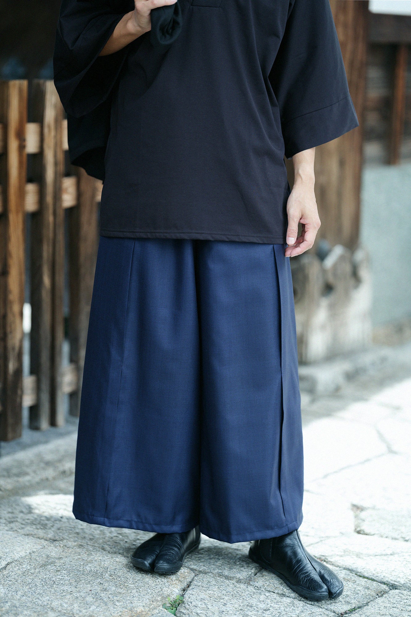 シルクウール 格子織(こうしおり) 一ノ襞(いちのひだ) 広形(ひろなり)もんぺ/濃紺(のうこん)